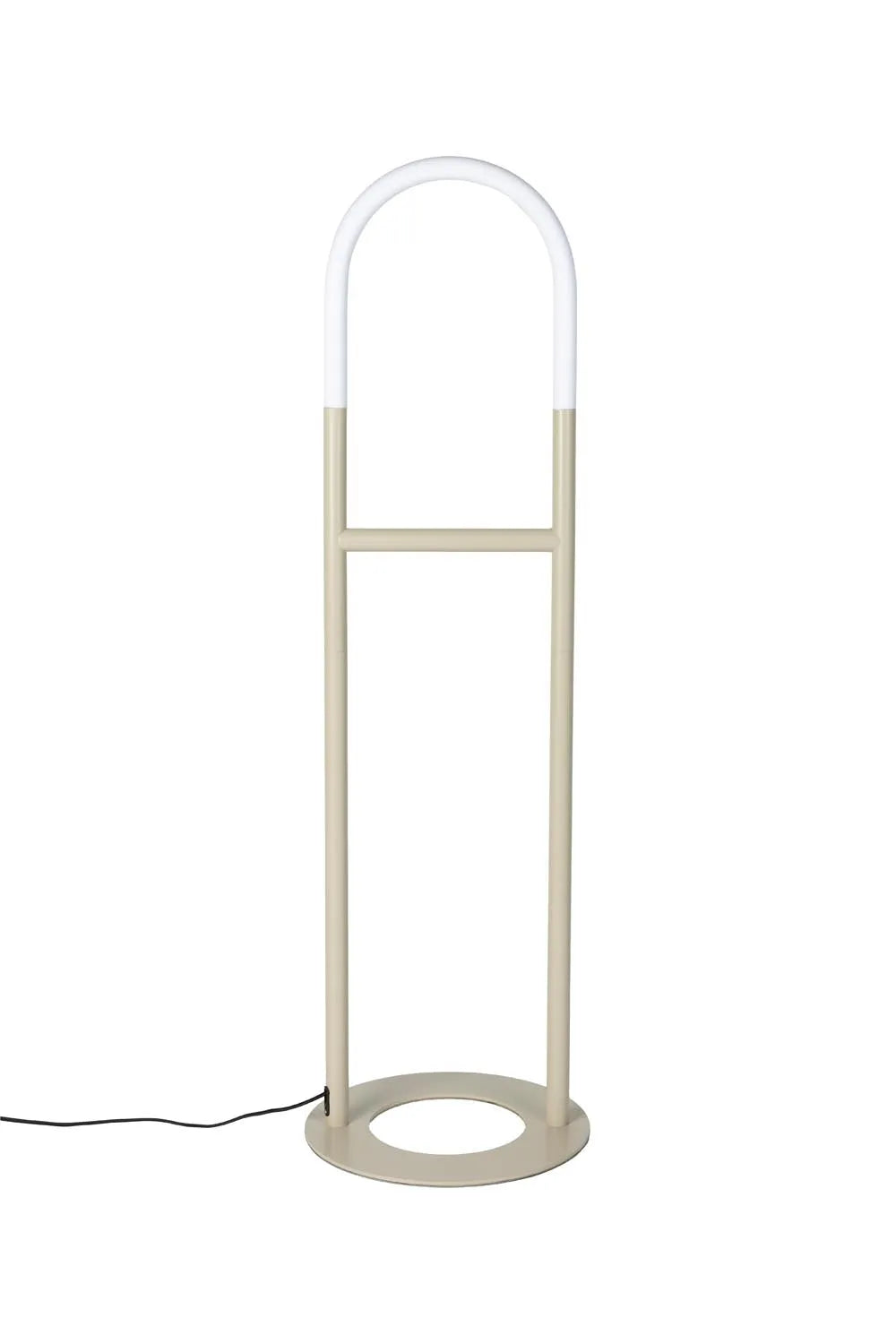 Die Arch Stehlampe von Zuiver: Römische Eleganz trifft modernes Design. Dimmbar, mit Metallfuß und Acrylbogen in brauner Reisfarbe.