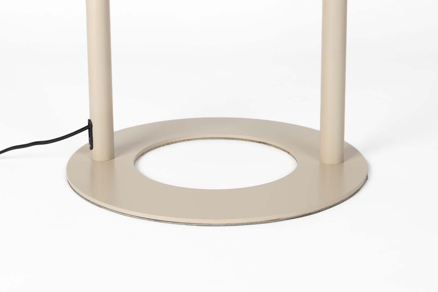 Zuiver Arch Stehlampe: Stilvolle Beleuchtung mit modernem Schwung.