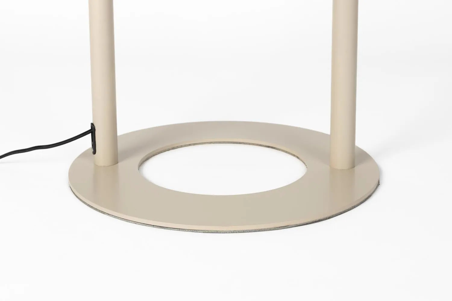 Zuiver Arch Stehlampe: Stilvolle Beleuchtung mit modernem Schwung.