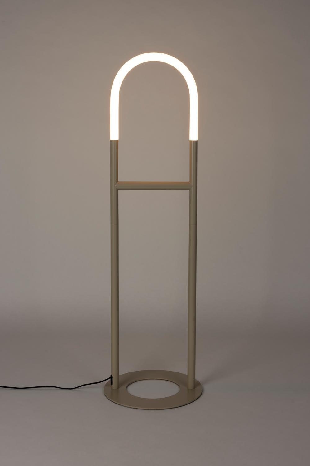 Zuiver Arch Stehlampe: Zeitlose Eleganz für Ihr modernes Zuhause.