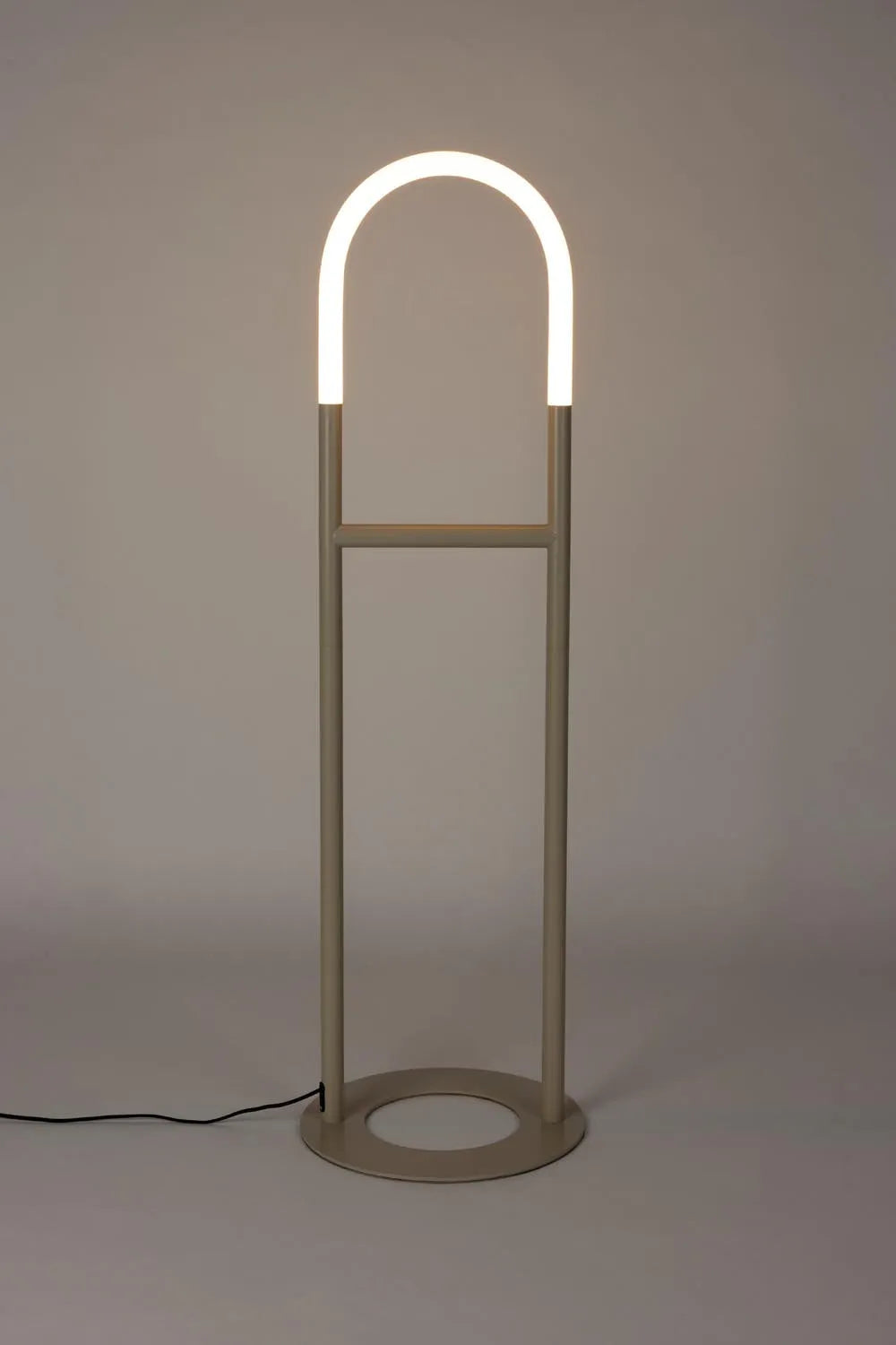 Zuiver Arch Stehlampe: Zeitlose Eleganz für Ihr modernes Zuhause.