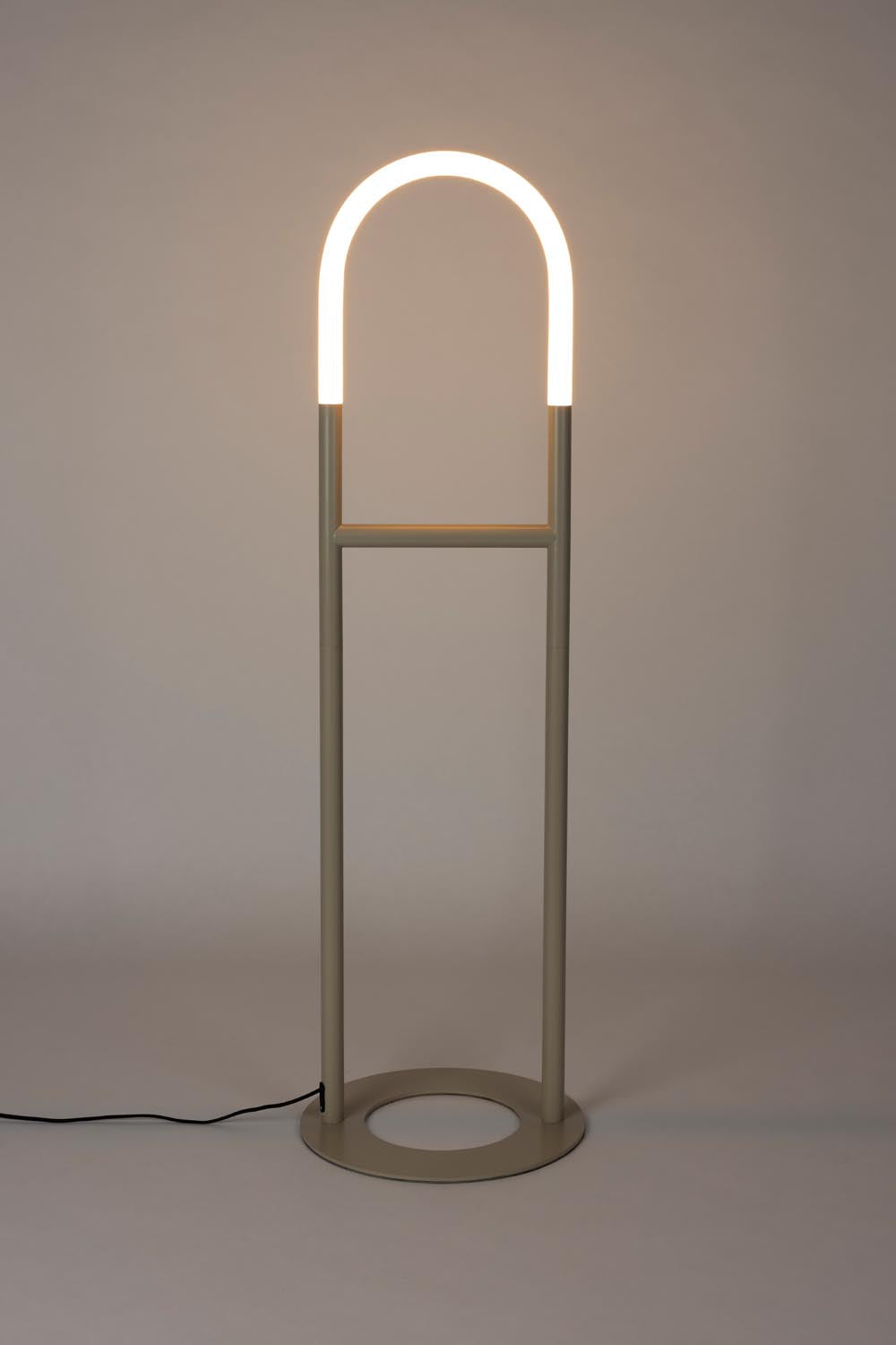 Zuiver Arch Stehlampe: Stilvolle Beleuchtung für Ihr Zuhause.