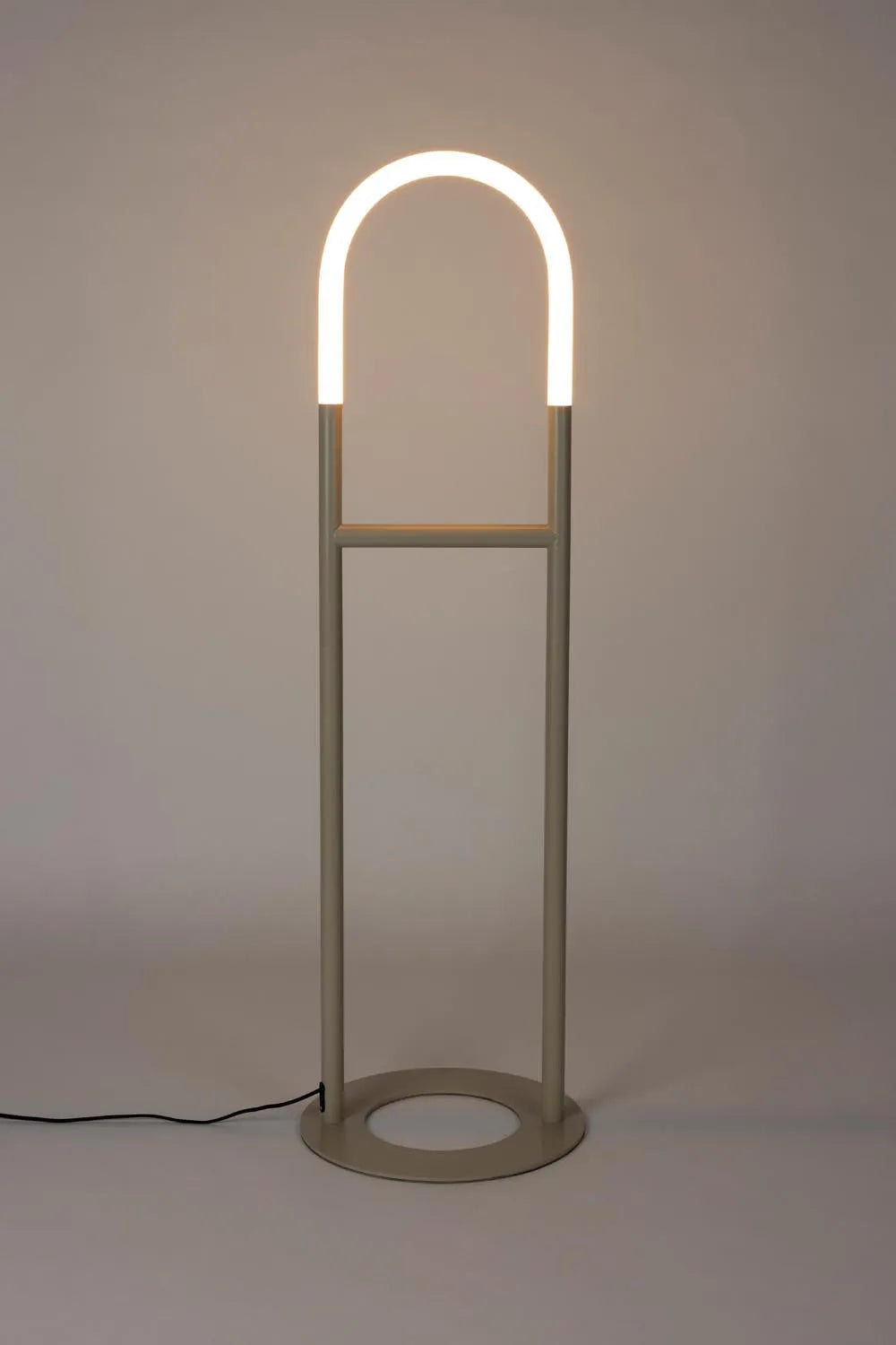Zuiver Arch Stehlampe: Stilvolle Beleuchtung für Ihr Zuhause.