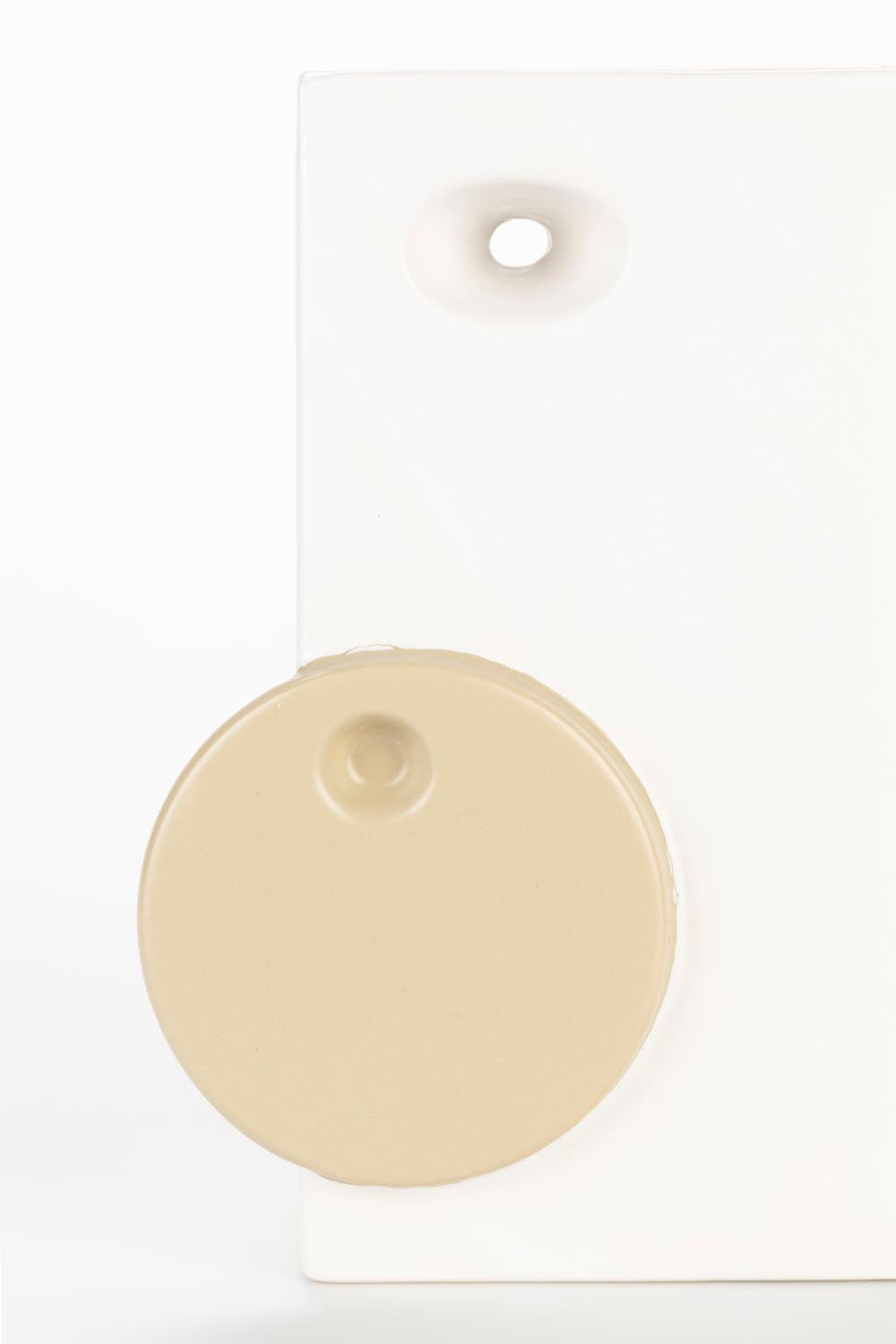 Die Bloomer Vase: Handgefertigte Keramik in Kokosmilch und Reisbraun für einen raffinierten, matten Look.