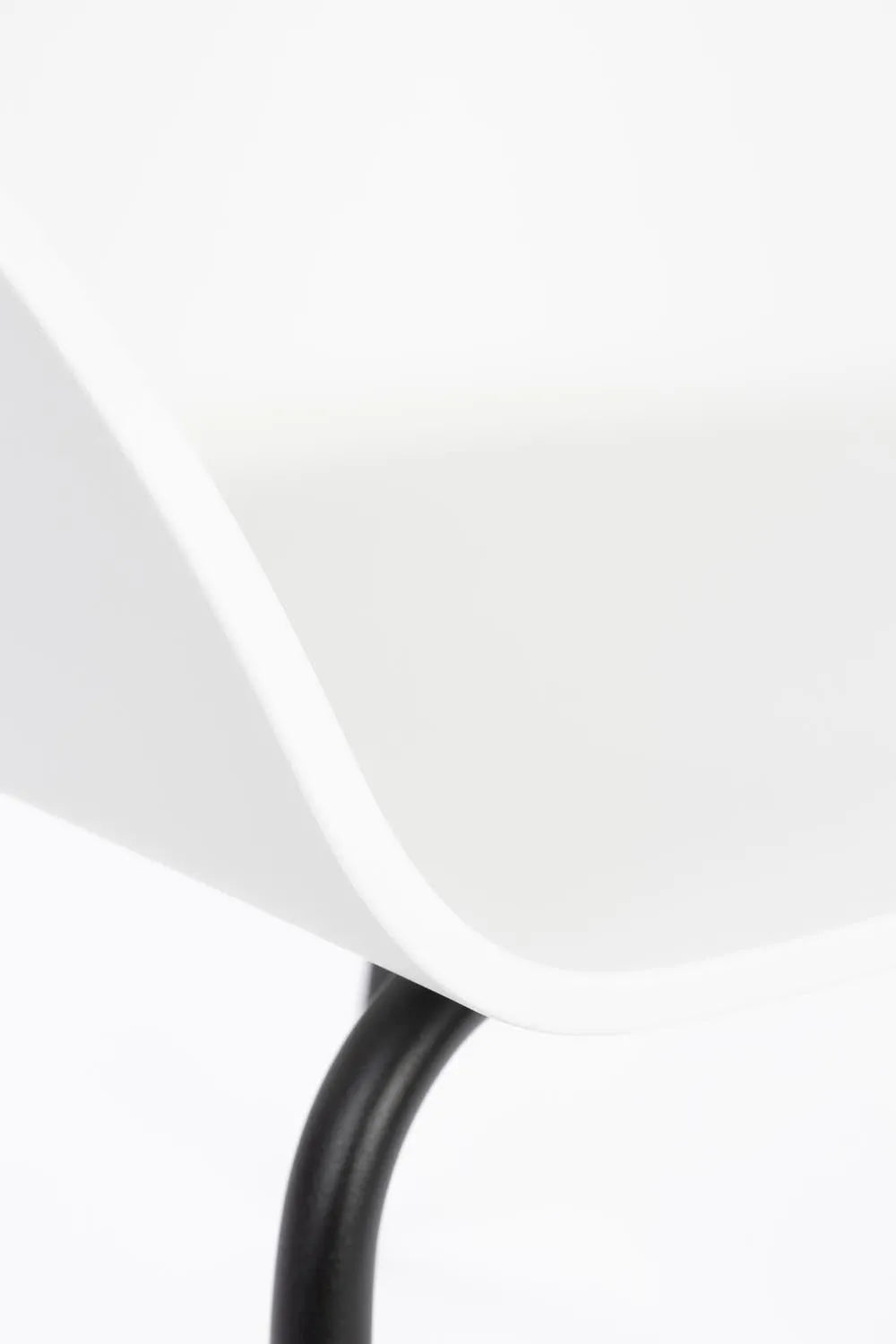 Moderner Sessel Void von Zuiver: Ergonomie vereint mit Ästhetik.