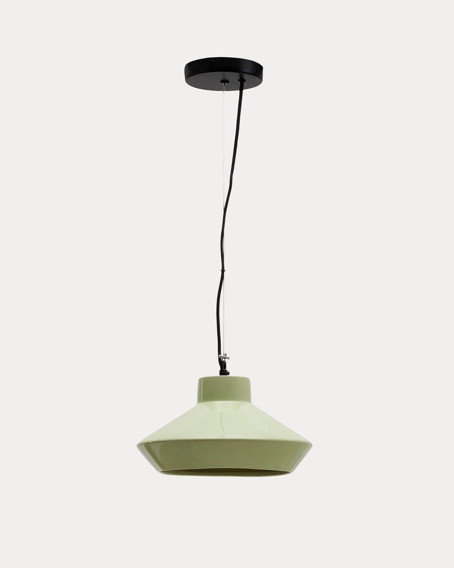 Deckenleuchte Portol aus grüner Keramik in Hellgrün präsentiert im Onlineshop von KAQTU Design AG. Pendelleuchte ist von Kave Home