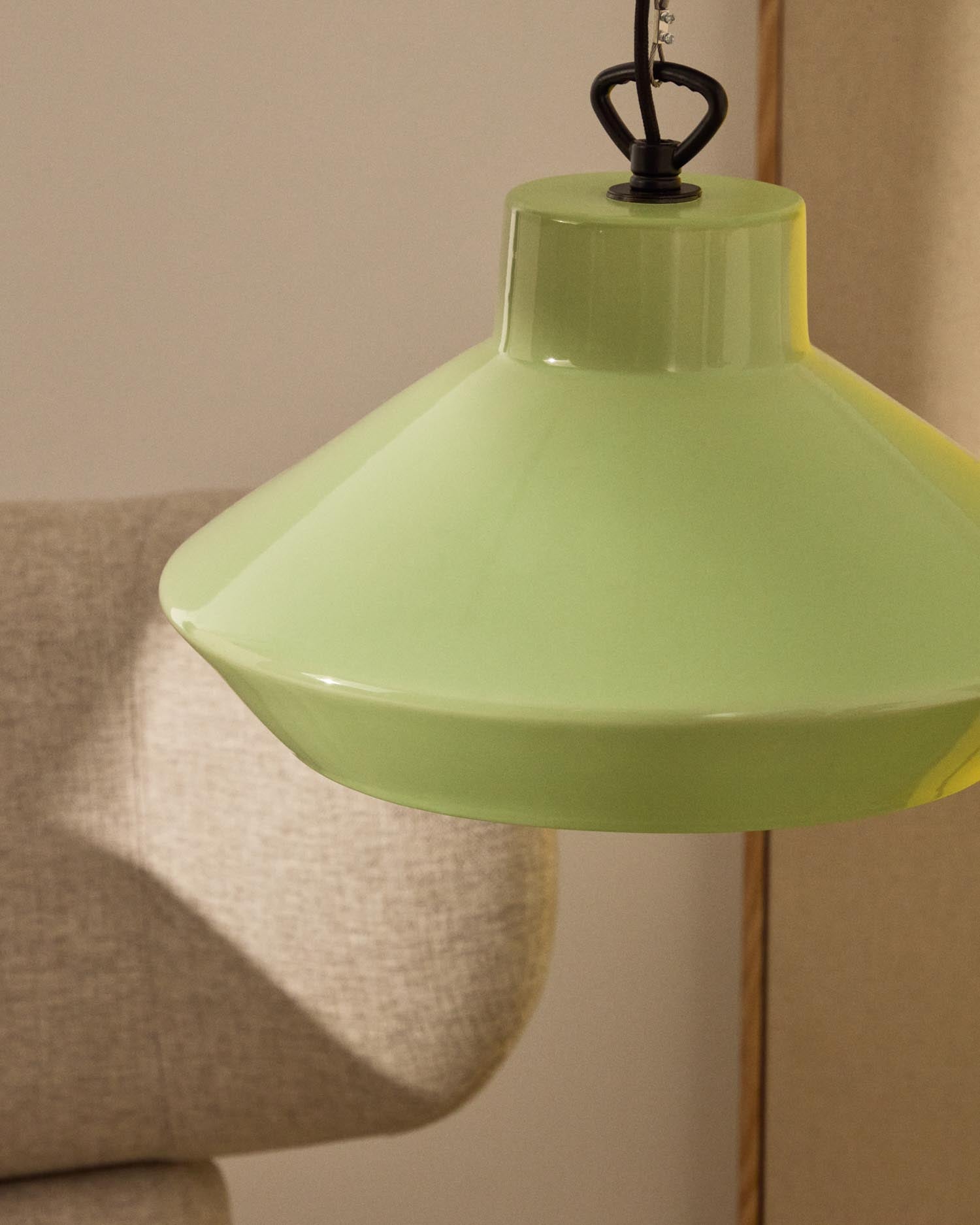 Deckenleuchte Portol aus grüner Keramik in Hellgrün präsentiert im Onlineshop von KAQTU Design AG. Pendelleuchte ist von Kave Home