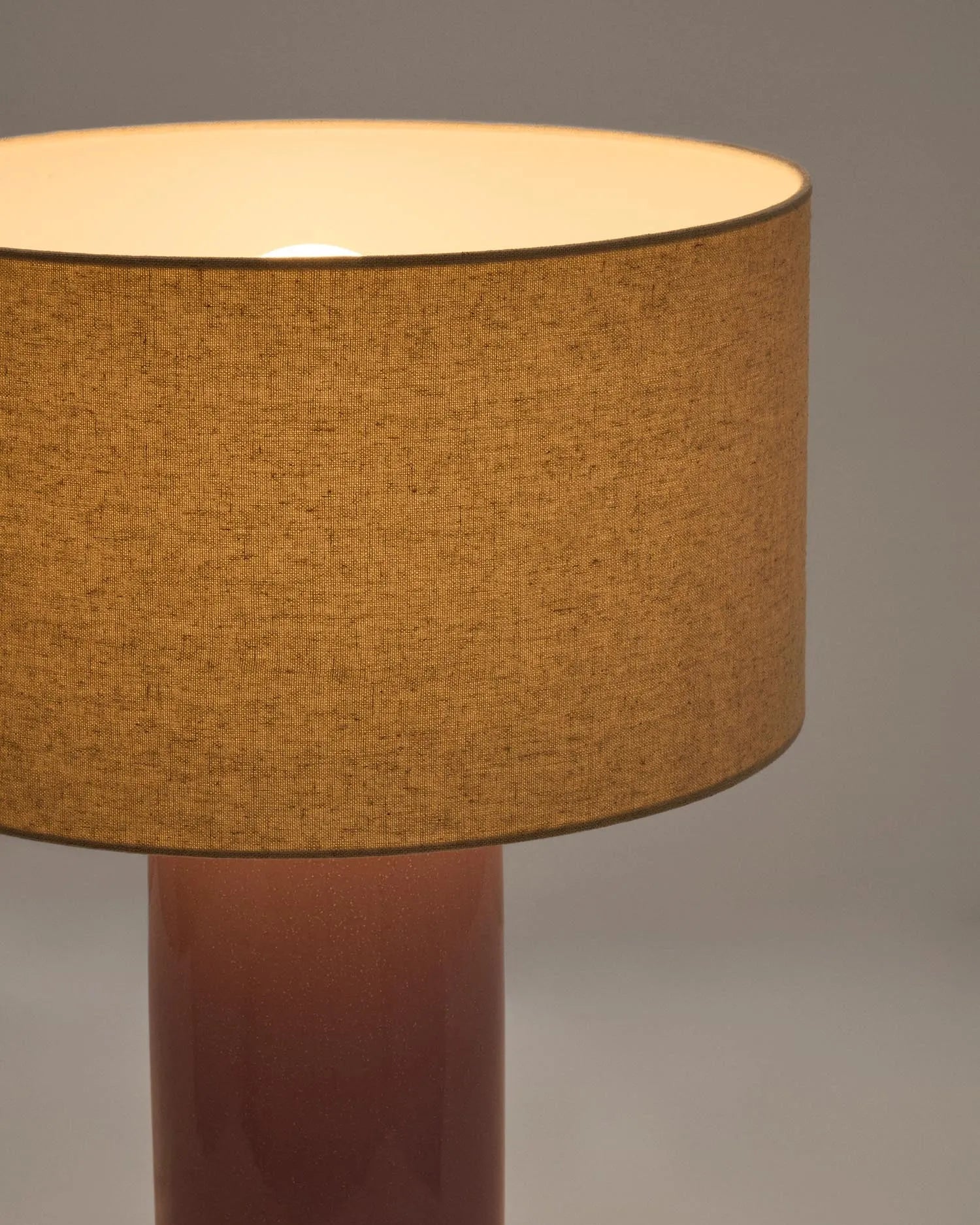 Tischlampe Toneric aus Keramik mit lila Finish und Baumwolle in Lila präsentiert im Onlineshop von KAQTU Design AG. Tischleuchte ist von Kave Home
