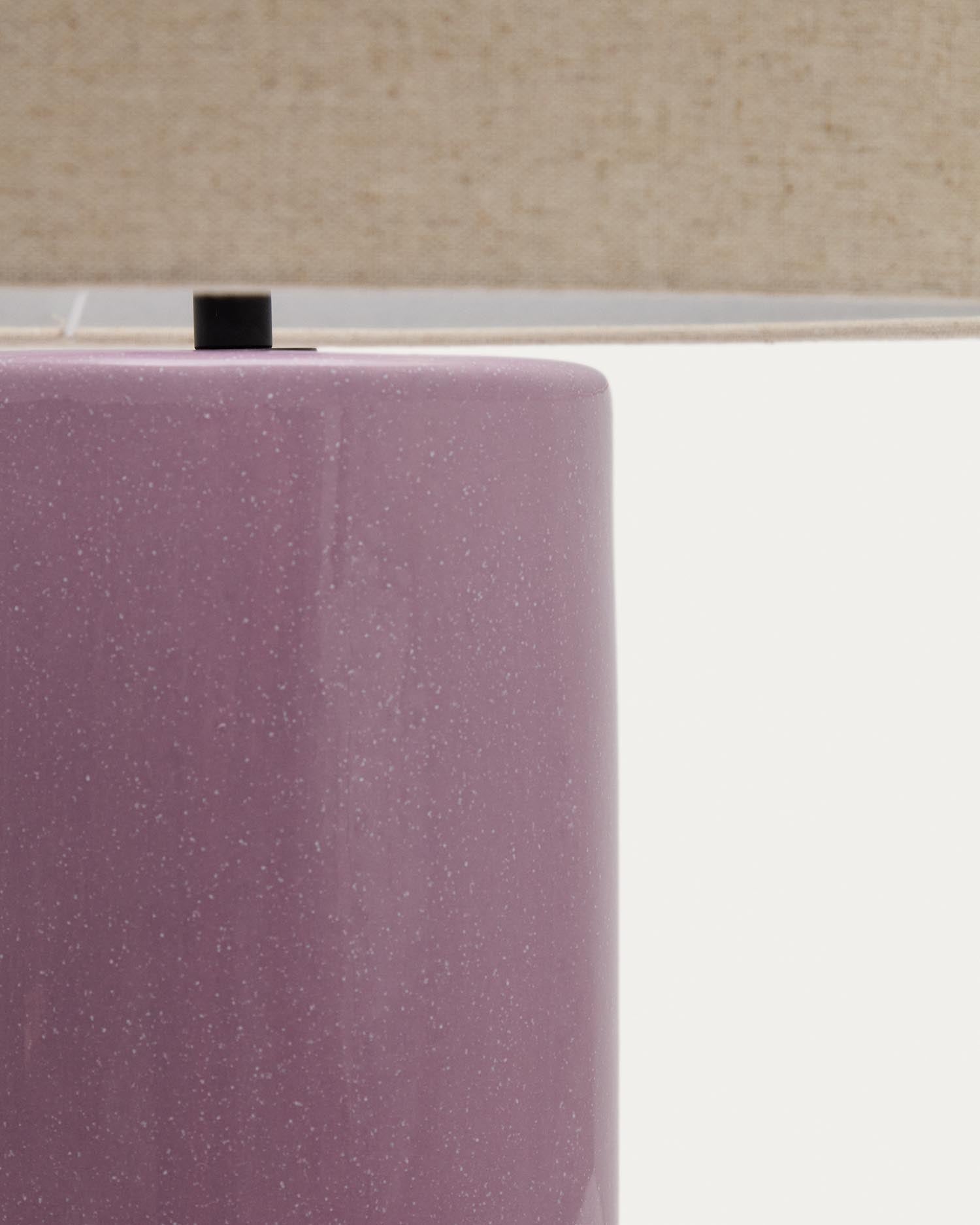 Tischlampe Toneric aus Keramik mit lila Finish und Baumwolle in Lila präsentiert im Onlineshop von KAQTU Design AG. Tischleuchte ist von Kave Home