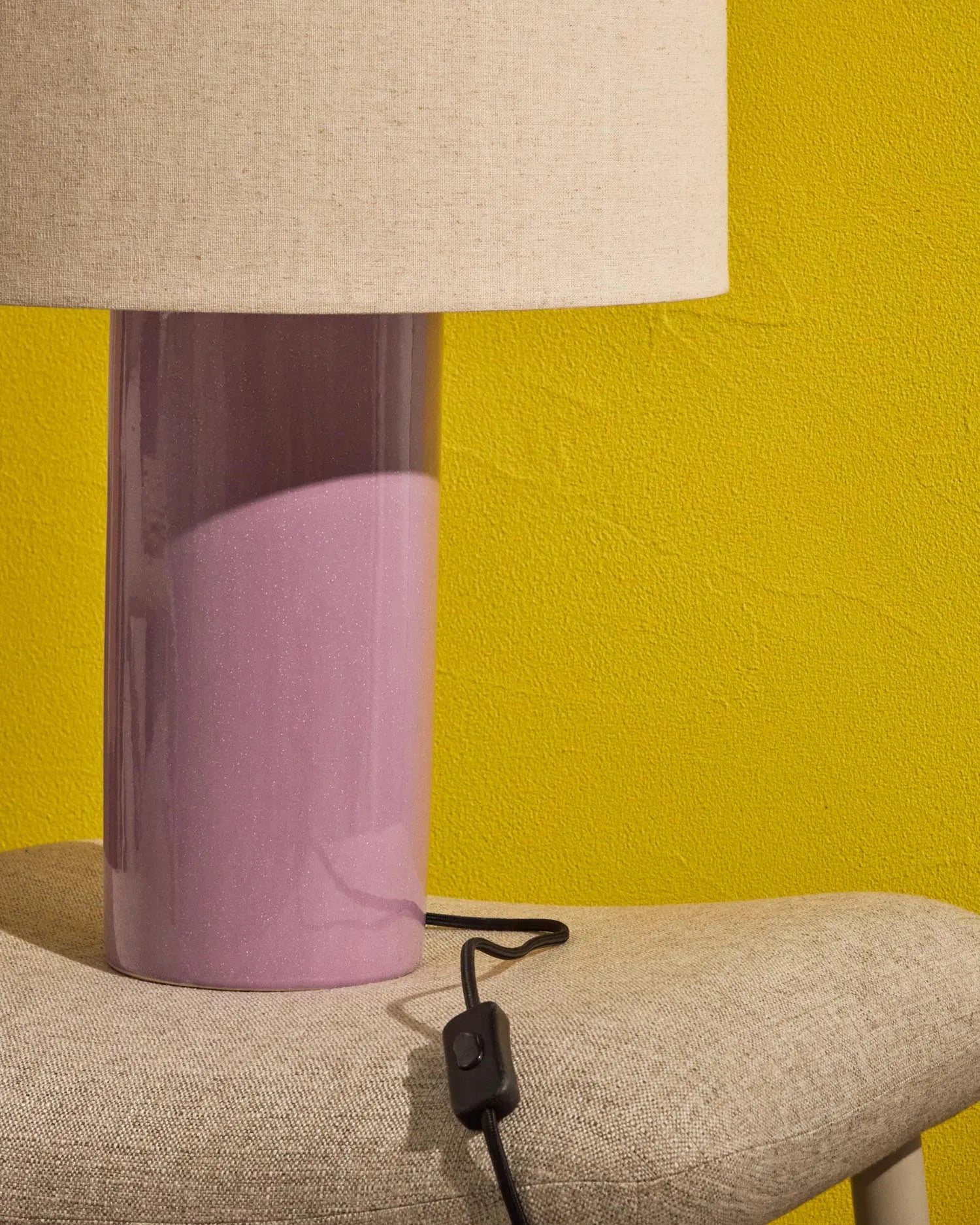 Tischlampe Toneric aus Keramik mit lila Finish und Baumwolle in Lila präsentiert im Onlineshop von KAQTU Design AG. Tischleuchte ist von Kave Home