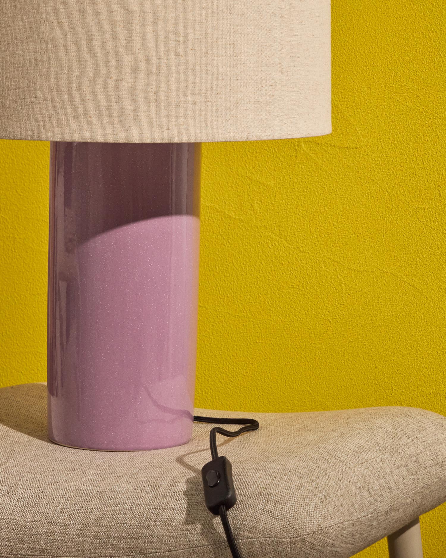 Tischlampe Toneric aus Keramik mit lila Finish und Baumwolle in Lila präsentiert im Onlineshop von KAQTU Design AG. Tischleuchte ist von Kave Home