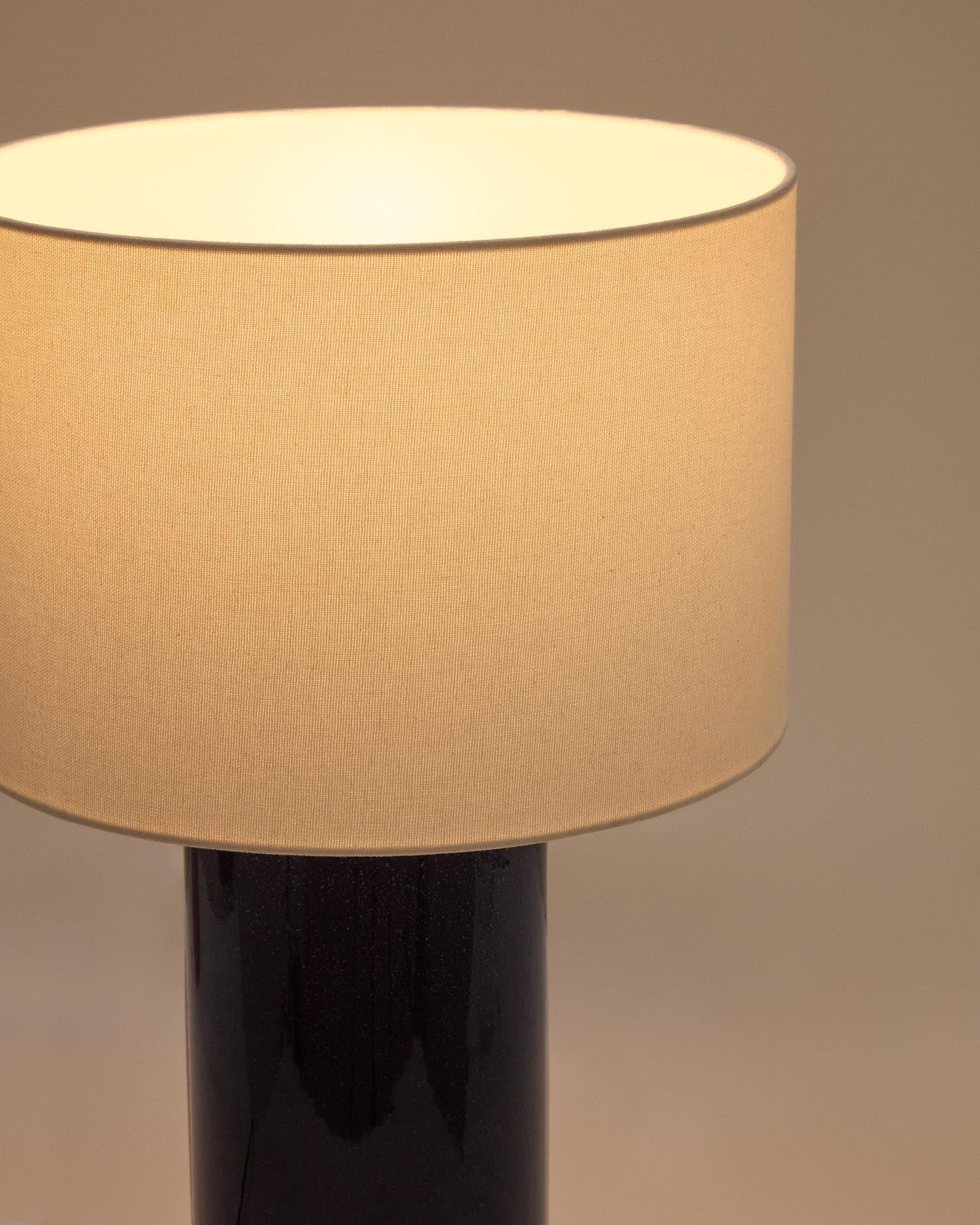 Tischlampe Toneric aus Keramik mit blauem Finish und Baumwolle in Blau präsentiert im Onlineshop von KAQTU Design AG. Tischleuchte ist von Kave Home
