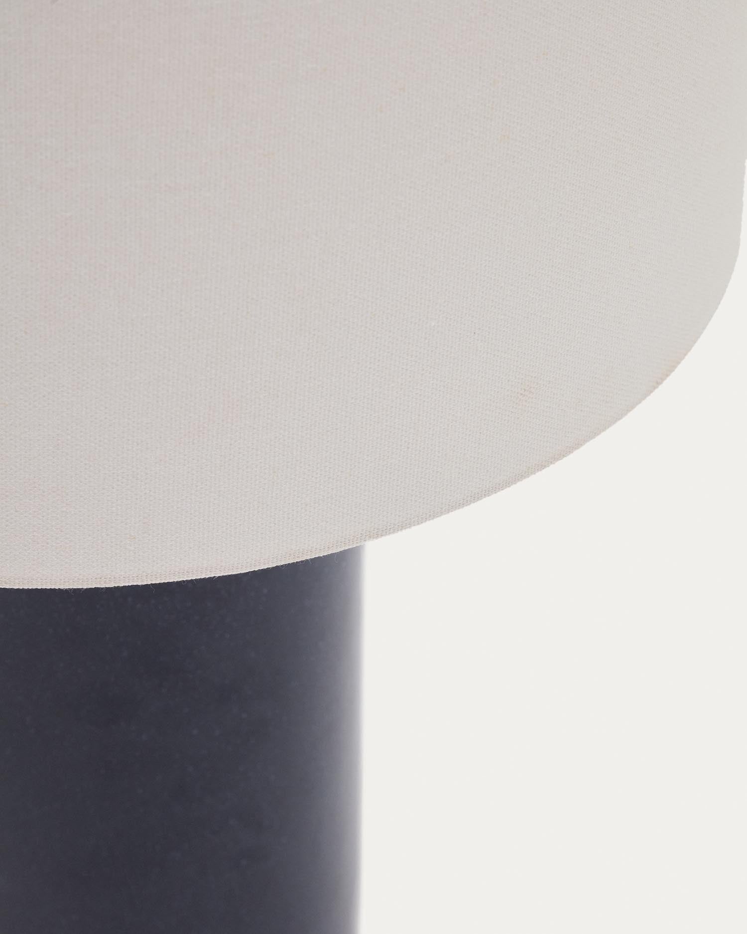 Tischlampe Toneric aus Keramik mit blauem Finish und Baumwolle in Blau präsentiert im Onlineshop von KAQTU Design AG. Tischleuchte ist von Kave Home