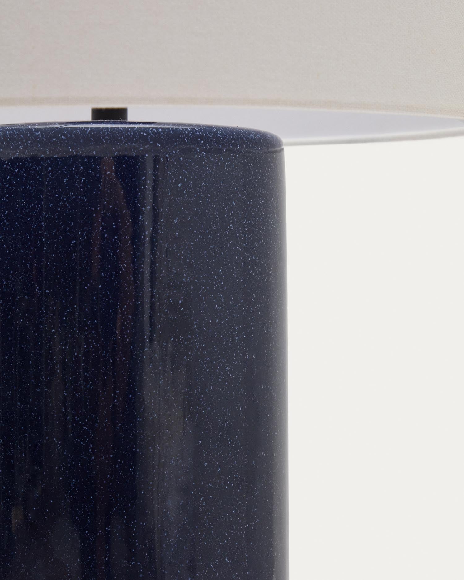 Tischlampe Toneric aus Keramik mit blauem Finish und Baumwolle in Blau präsentiert im Onlineshop von KAQTU Design AG. Tischleuchte ist von Kave Home
