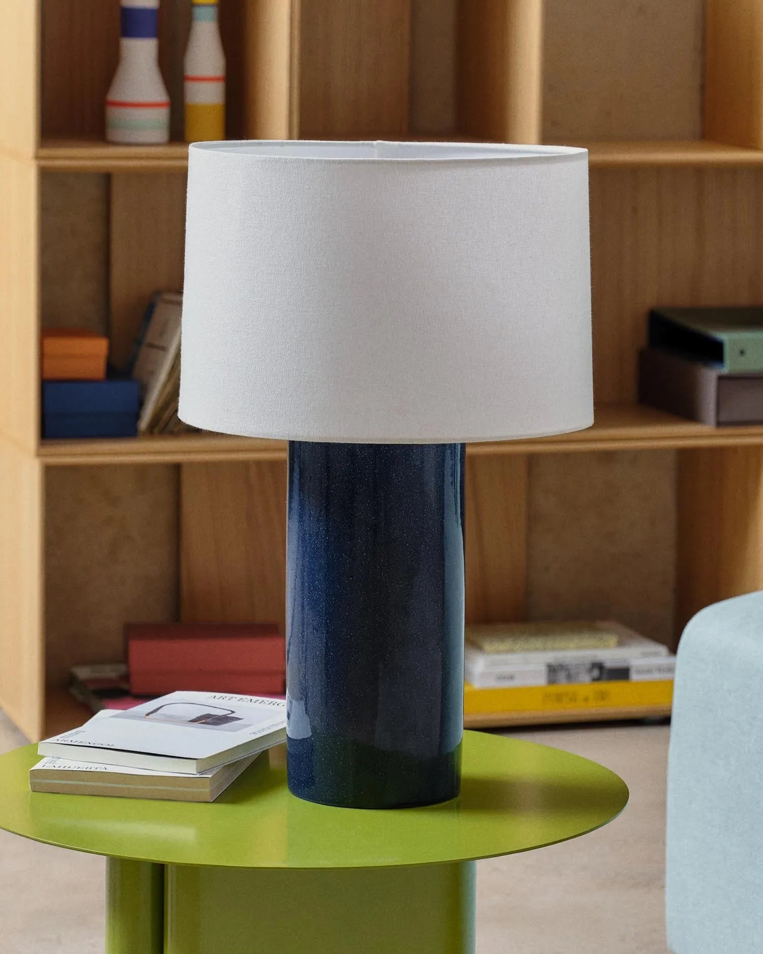 Tischlampe Toneric aus Keramik mit blauem Finish und Baumwolle in Blau präsentiert im Onlineshop von KAQTU Design AG. Tischleuchte ist von Kave Home