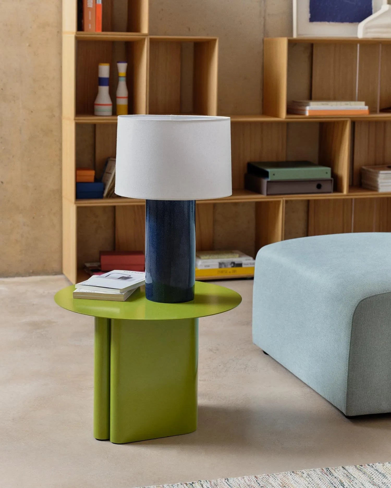 Tischlampe Toneric aus Keramik mit blauem Finish und Baumwolle in Blau präsentiert im Onlineshop von KAQTU Design AG. Tischleuchte ist von Kave Home
