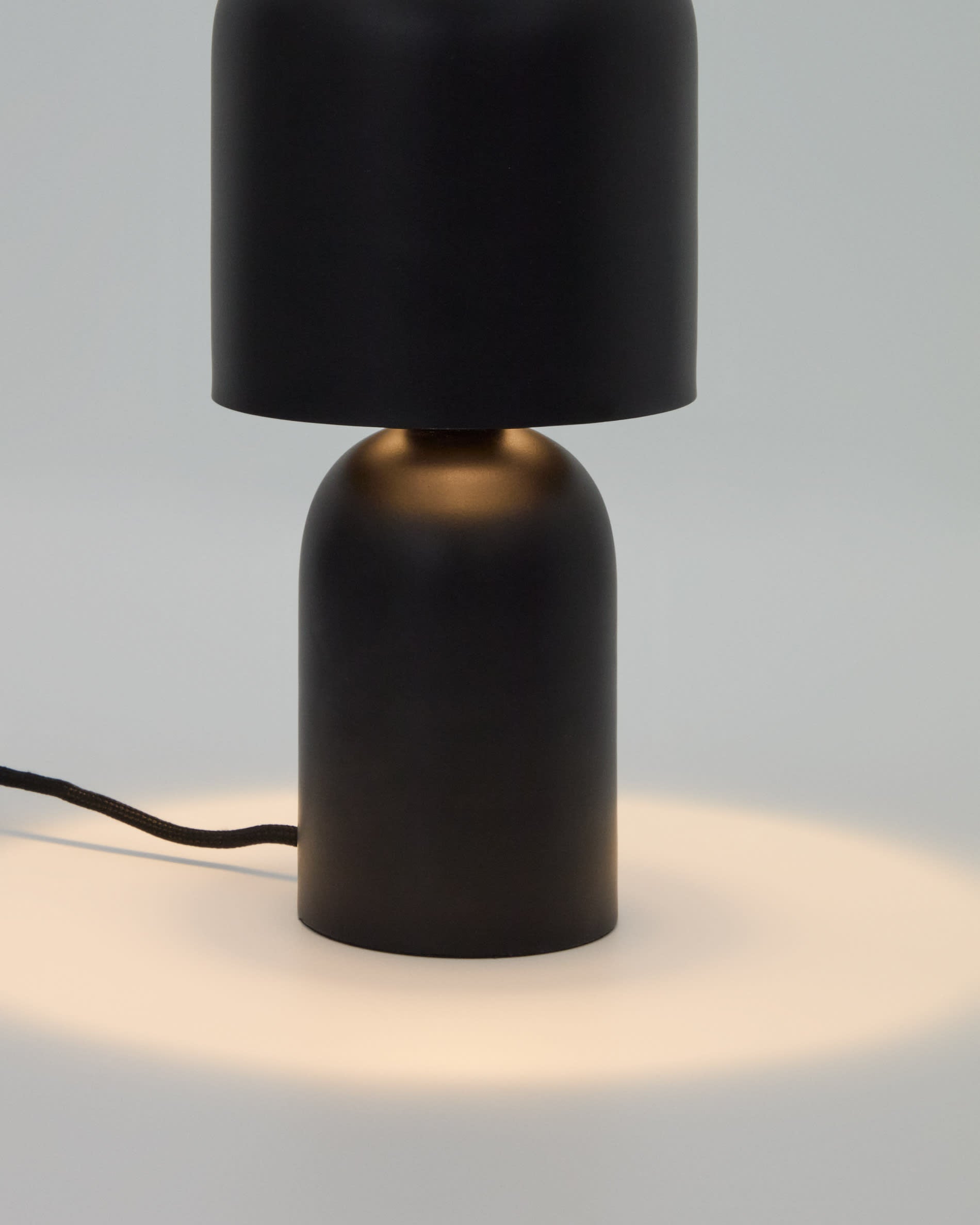 Tischleuchte Monze aus schwarz lackiertem Metall in Schwarz präsentiert im Onlineshop von KAQTU Design AG. Tischleuchte ist von Kave Home