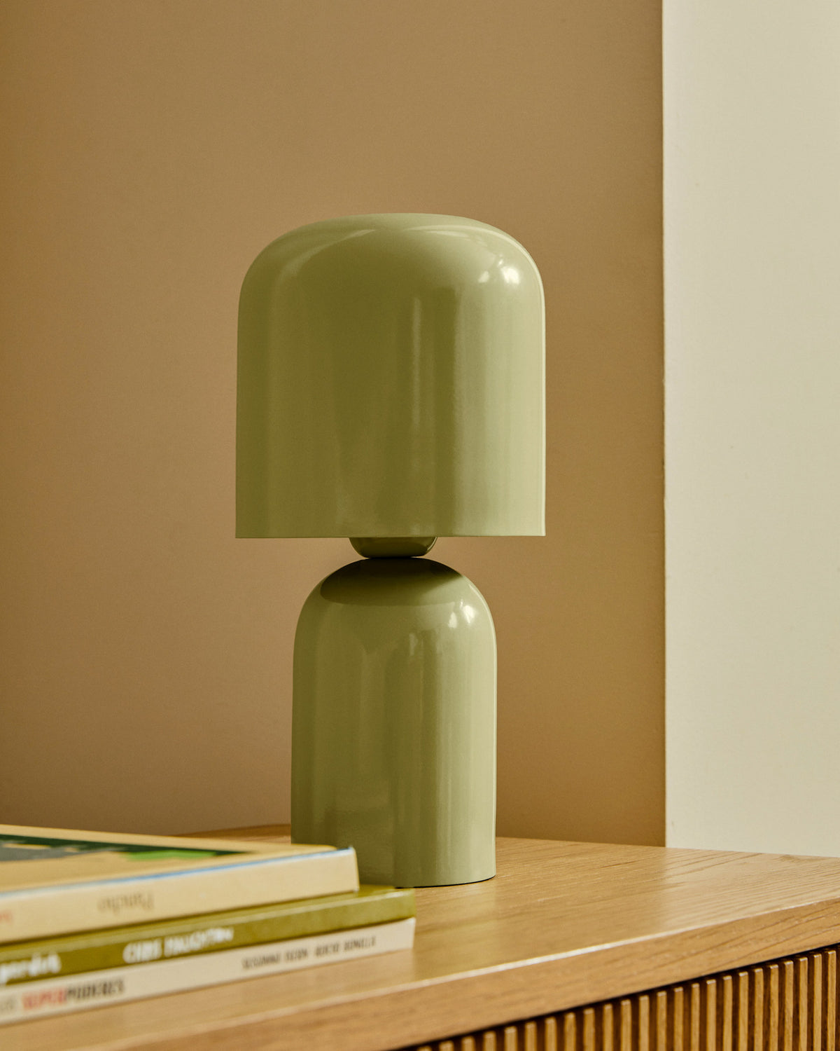 Tischleuchte Monze aus hellgrün lackiertem Metall in Grün präsentiert im Onlineshop von KAQTU Design AG. Tischleuchte ist von Kave Home