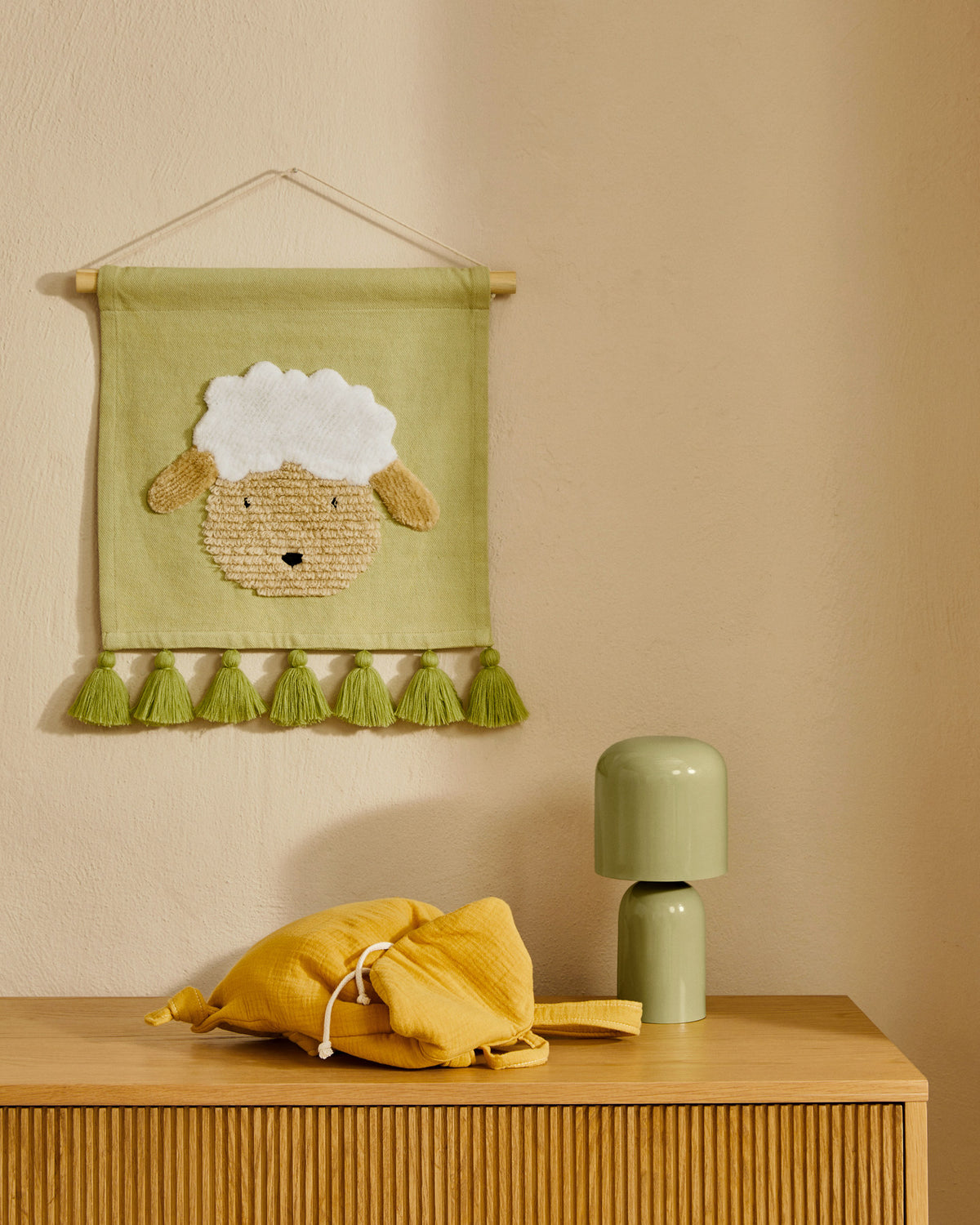 Tischleuchte Monze aus hellgrün lackiertem Metall in Grün präsentiert im Onlineshop von KAQTU Design AG. Tischleuchte ist von Kave Home