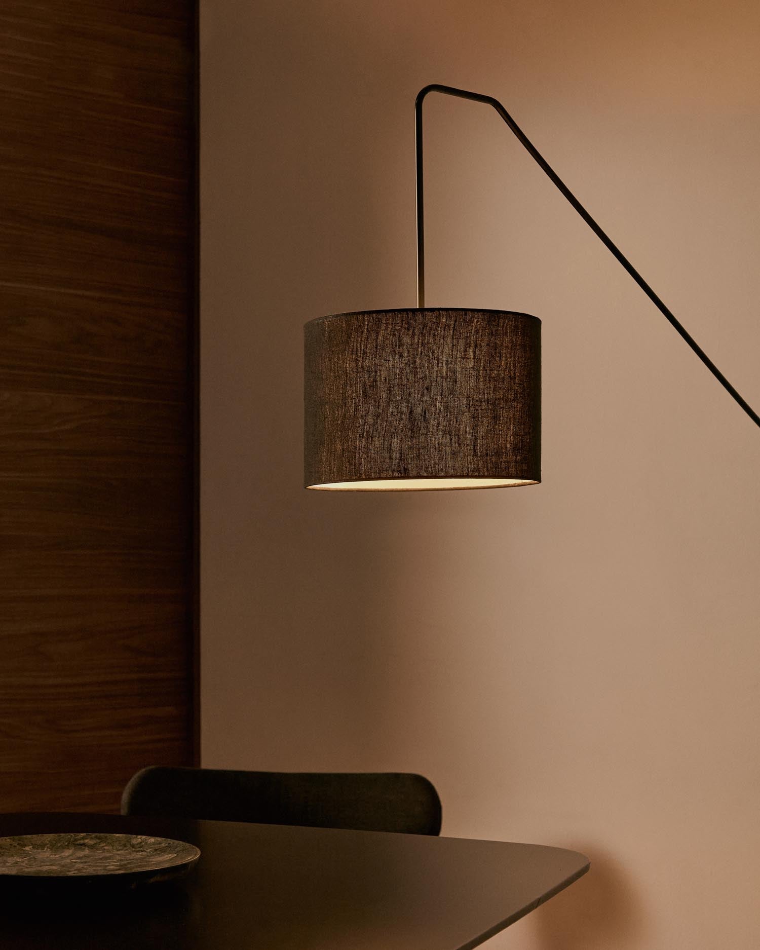 Moderne Wandleuchte Jex aus schwarzem Metall, ideal für stilvolle Beleuchtung in jedem Raum, von Kave Home entworfen.