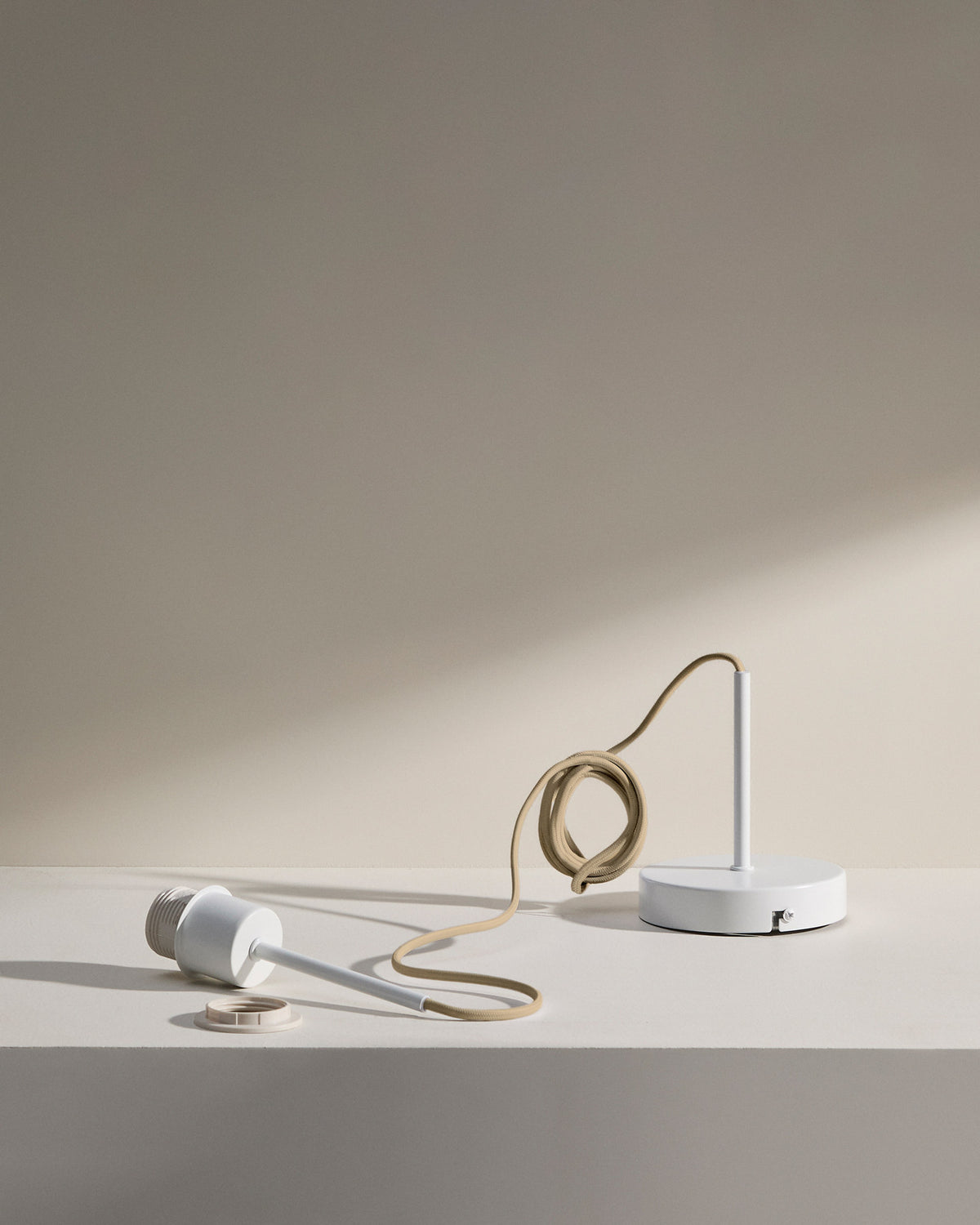 Lampenhalterung Fulvia aus Metall mit weissem Finish 150 m in Weiss präsentiert im Onlineshop von KAQTU Design AG. Kabel / Lampenfassung ist von Kave Home