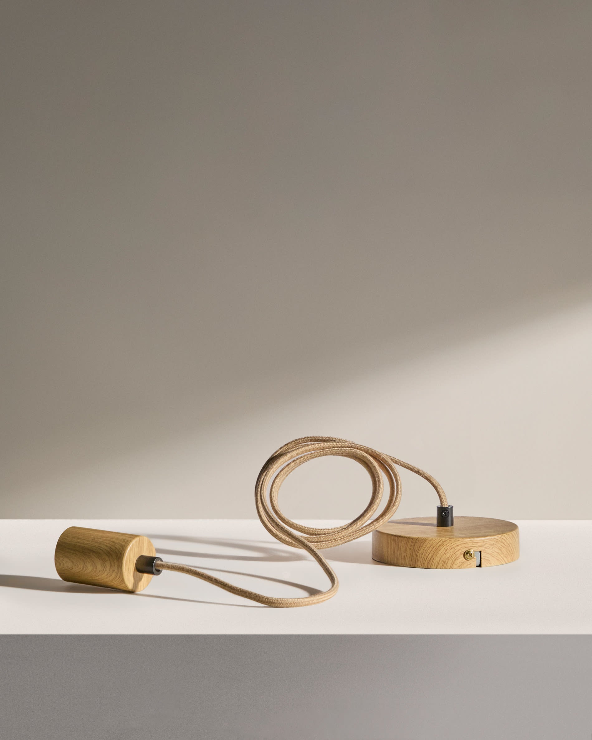 Lampenhalterung Kaede aus Metall mit Holzdekor 150 cm in Weiss präsentiert im Onlineshop von KAQTU Design AG. Kabel / Lampenfassung ist von Kave Home