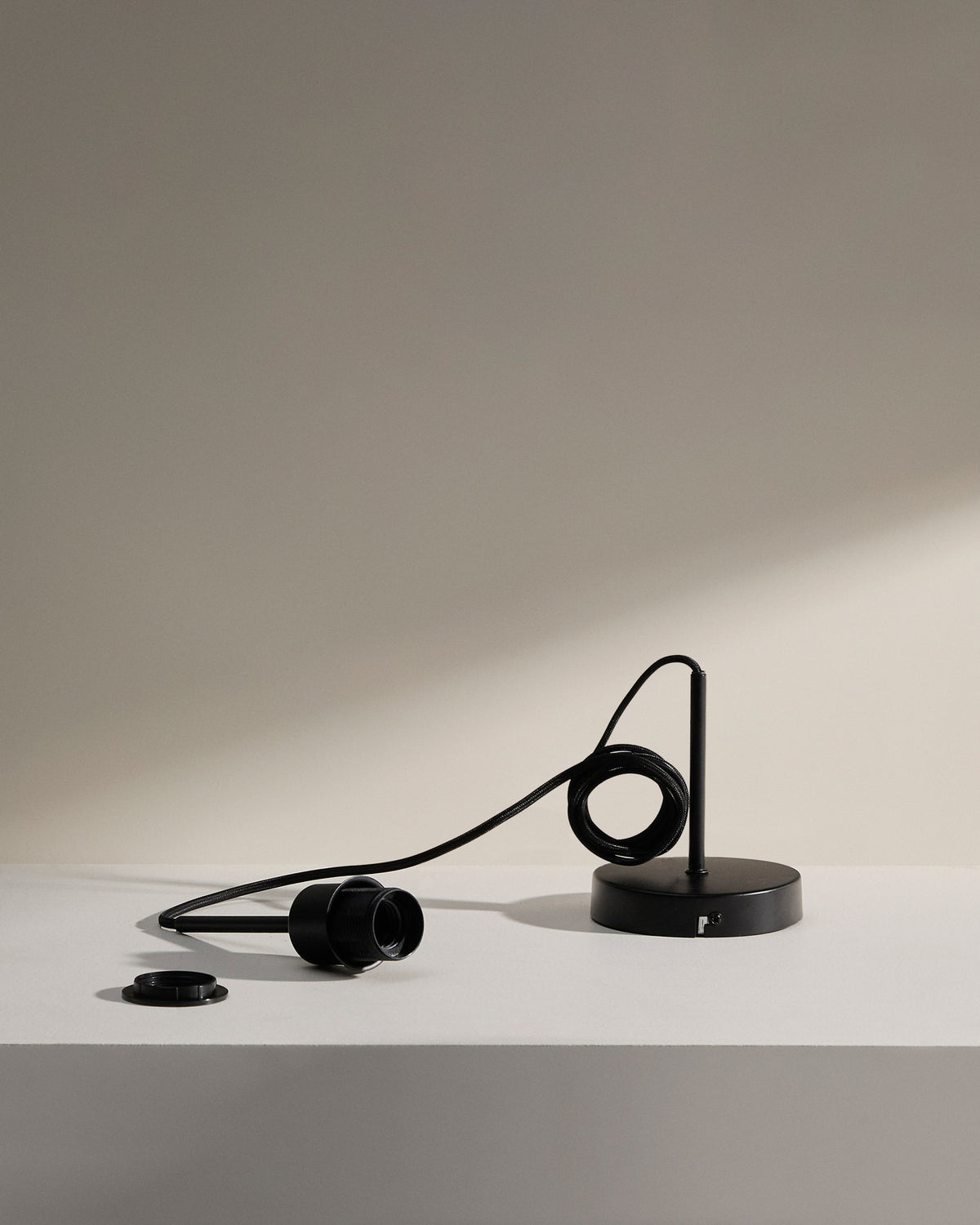 Lampenhalterung Fulvia aus Metall mit schwarzem Finish 250 m in Schwarz präsentiert im Onlineshop von KAQTU Design AG. Kabel / Lampenfassung ist von Kave Home