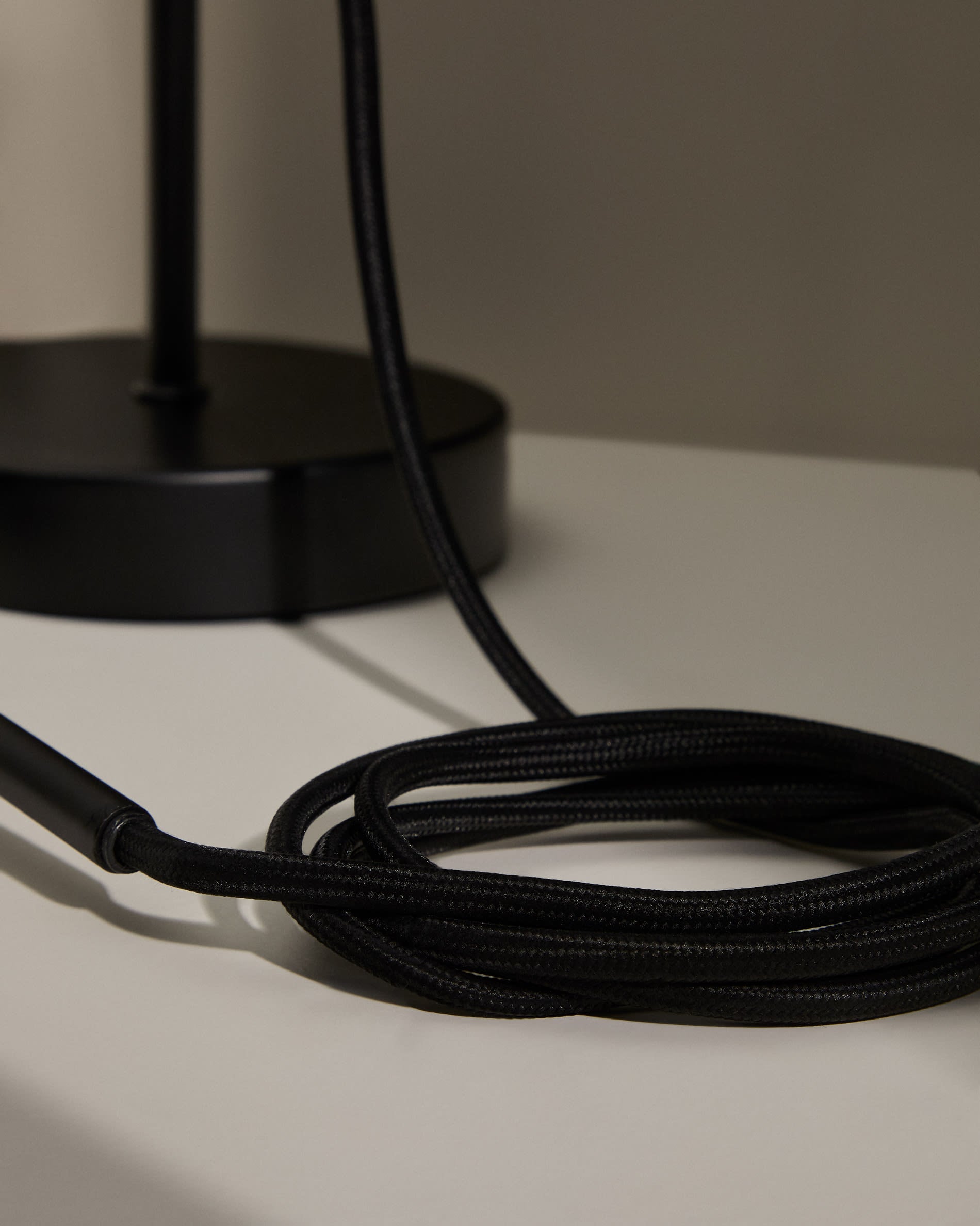 Lampenhalterung Fulvia aus Metall mit schwarzem Finish 250 m in Schwarz präsentiert im Onlineshop von KAQTU Design AG. Kabel / Lampenfassung ist von Kave Home