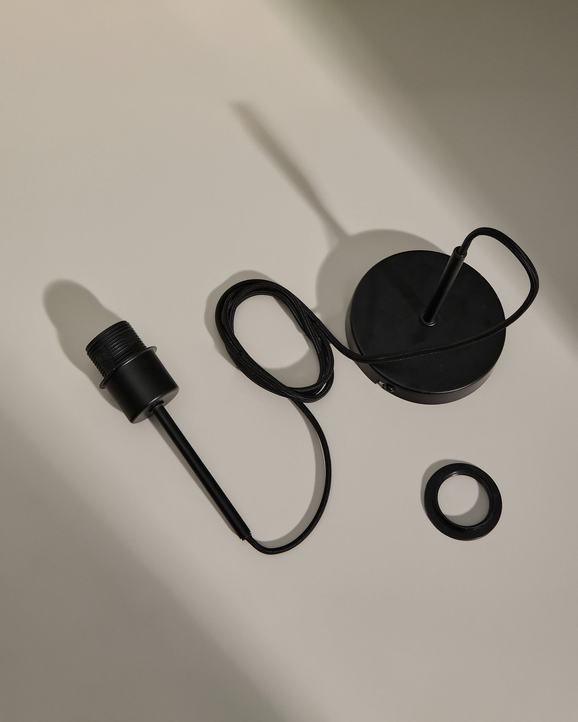 Lampenhalterung Fulvia aus Metall mit schwarzem Finish 250 m in Schwarz präsentiert im Onlineshop von KAQTU Design AG. Kabel / Lampenfassung ist von Kave Home