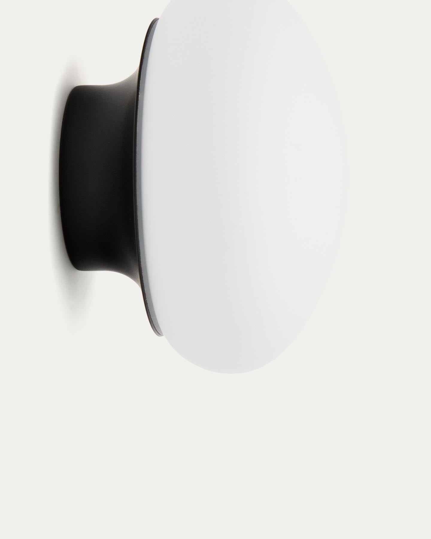 Wandleuchte Bamila aus Rauchglas und schwarzem Metall Ø 15 cm in Schwarz präsentiert im Onlineshop von KAQTU Design AG. Wandleuchte ist von Kave Home