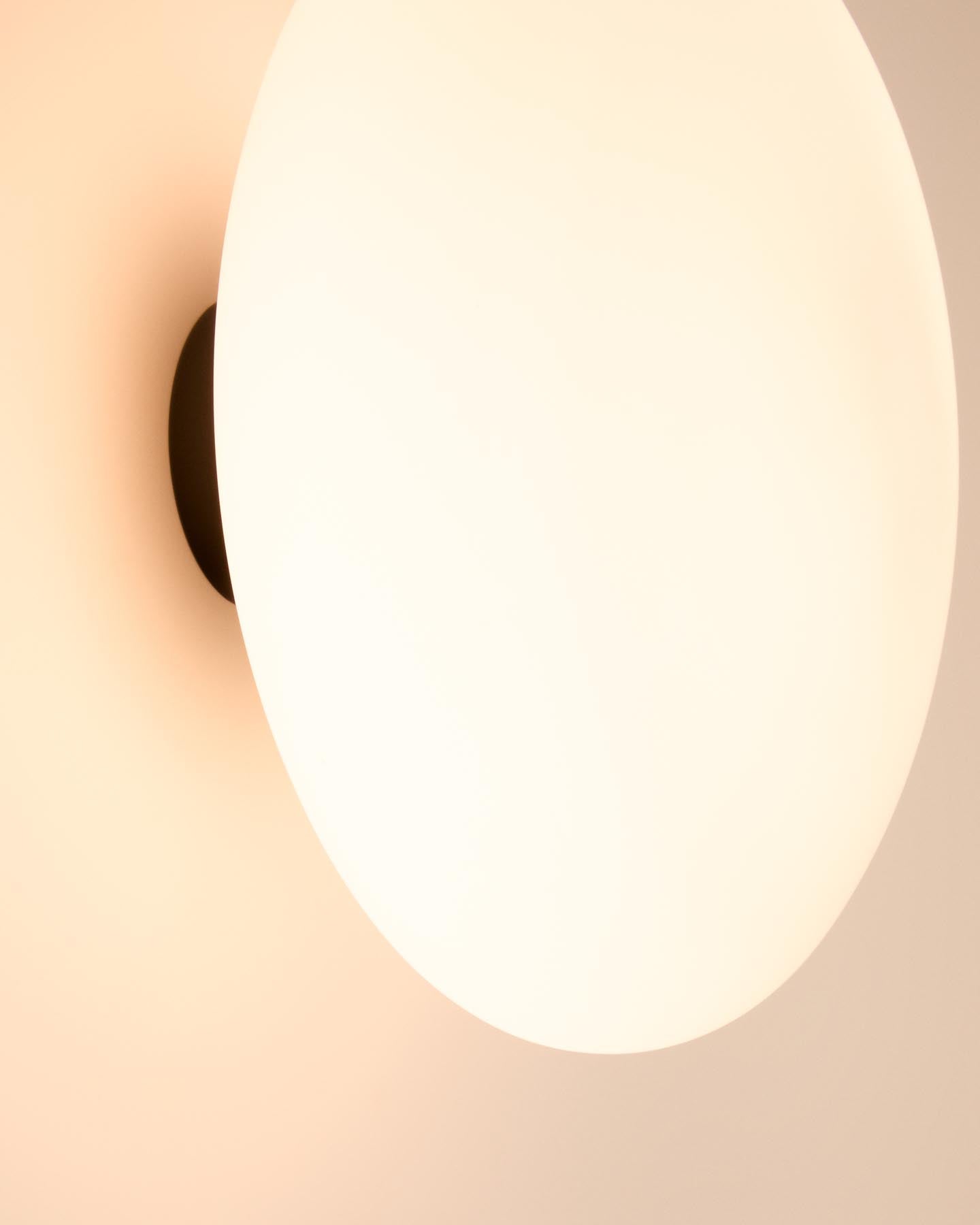 Wandleuchte Bamila aus Rauchglas und schwarzem Metall Ø 25 cm in Schwarz präsentiert im Onlineshop von KAQTU Design AG. Wandleuchte ist von Kave Home