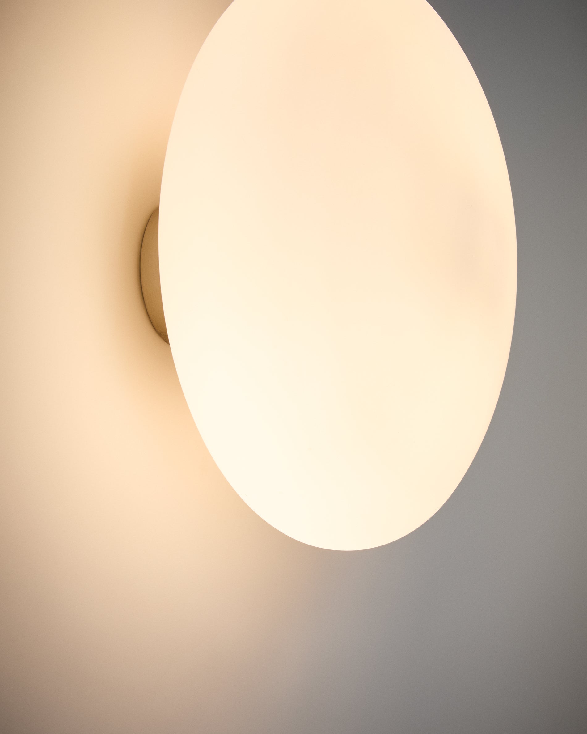 Wandleuchte Bamila aus Rauchglas und Nickel Ø 25 cm in Silber präsentiert im Onlineshop von KAQTU Design AG. Wandleuchte ist von Kave Home