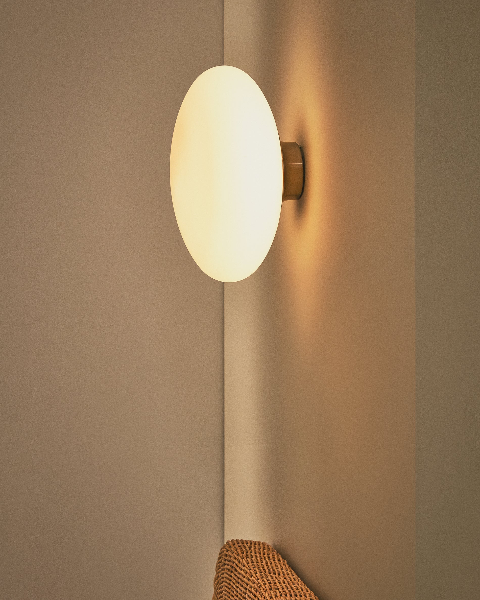 Wandleuchte Bamila aus Rauchglas und Nickel Ø 25 cm in Silber präsentiert im Onlineshop von KAQTU Design AG. Wandleuchte ist von Kave Home