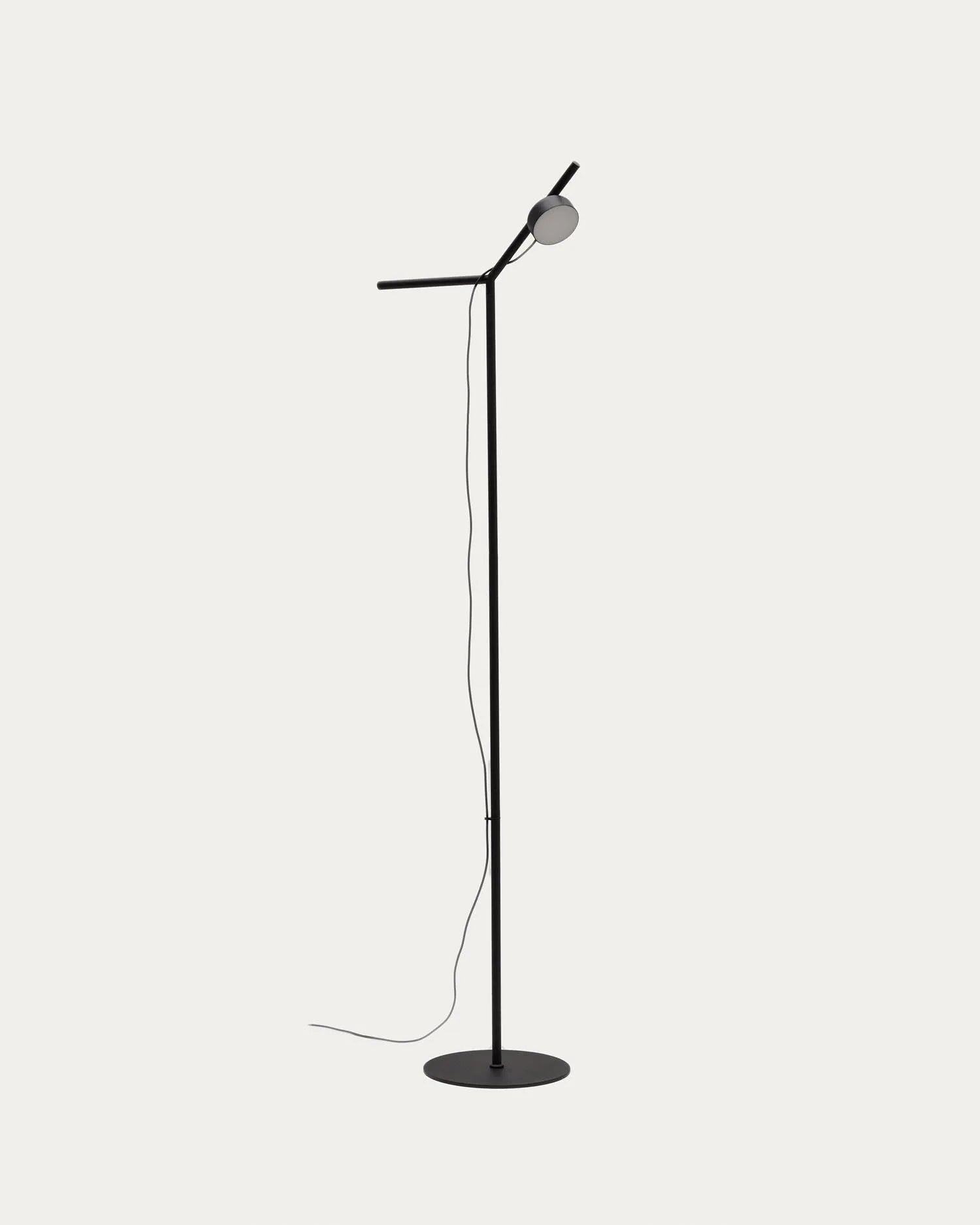 Stehlampe Orey aus schwarzem Metall mit Multipositions-Lichtpunkt in Schwarz präsentiert im Onlineshop von KAQTU Design AG. Stehleuchte ist von Kave Home