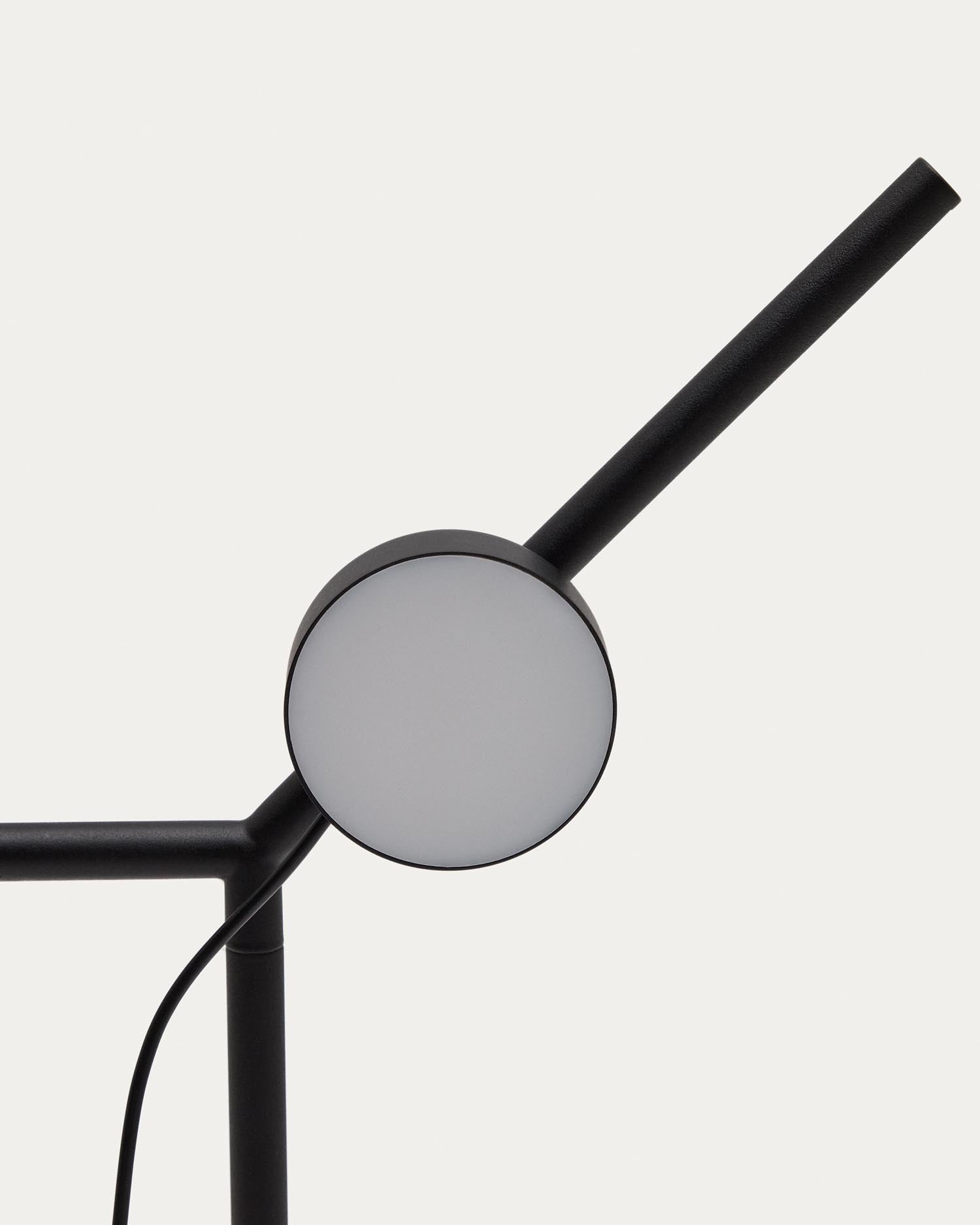 Stehlampe Orey aus schwarzem Metall mit Multipositions-Lichtpunkt in Schwarz präsentiert im Onlineshop von KAQTU Design AG. Stehleuchte ist von Kave Home