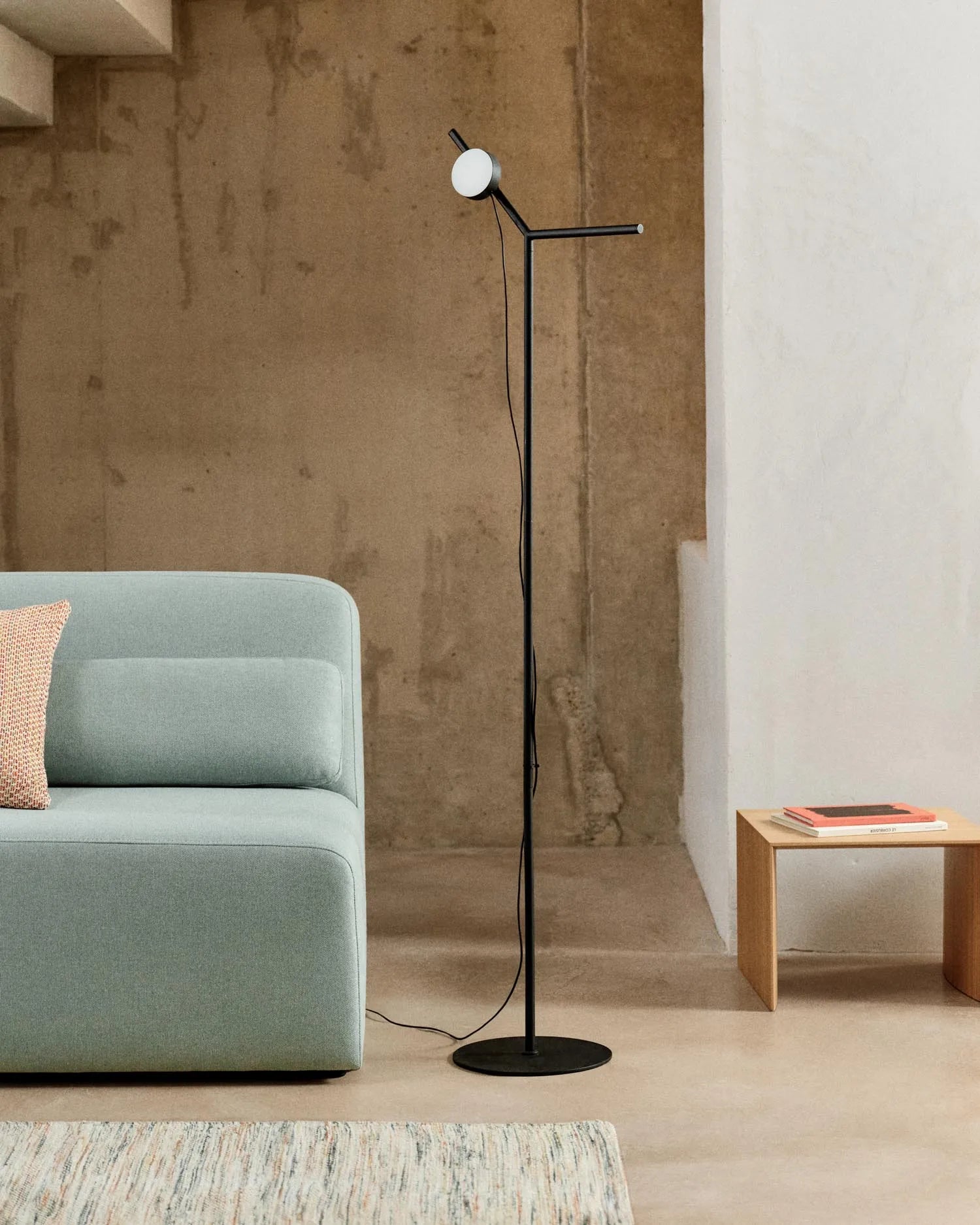 Stehlampe Orey aus schwarzem Metall mit Multipositions-Lichtpunkt in Schwarz präsentiert im Onlineshop von KAQTU Design AG. Stehleuchte ist von Kave Home