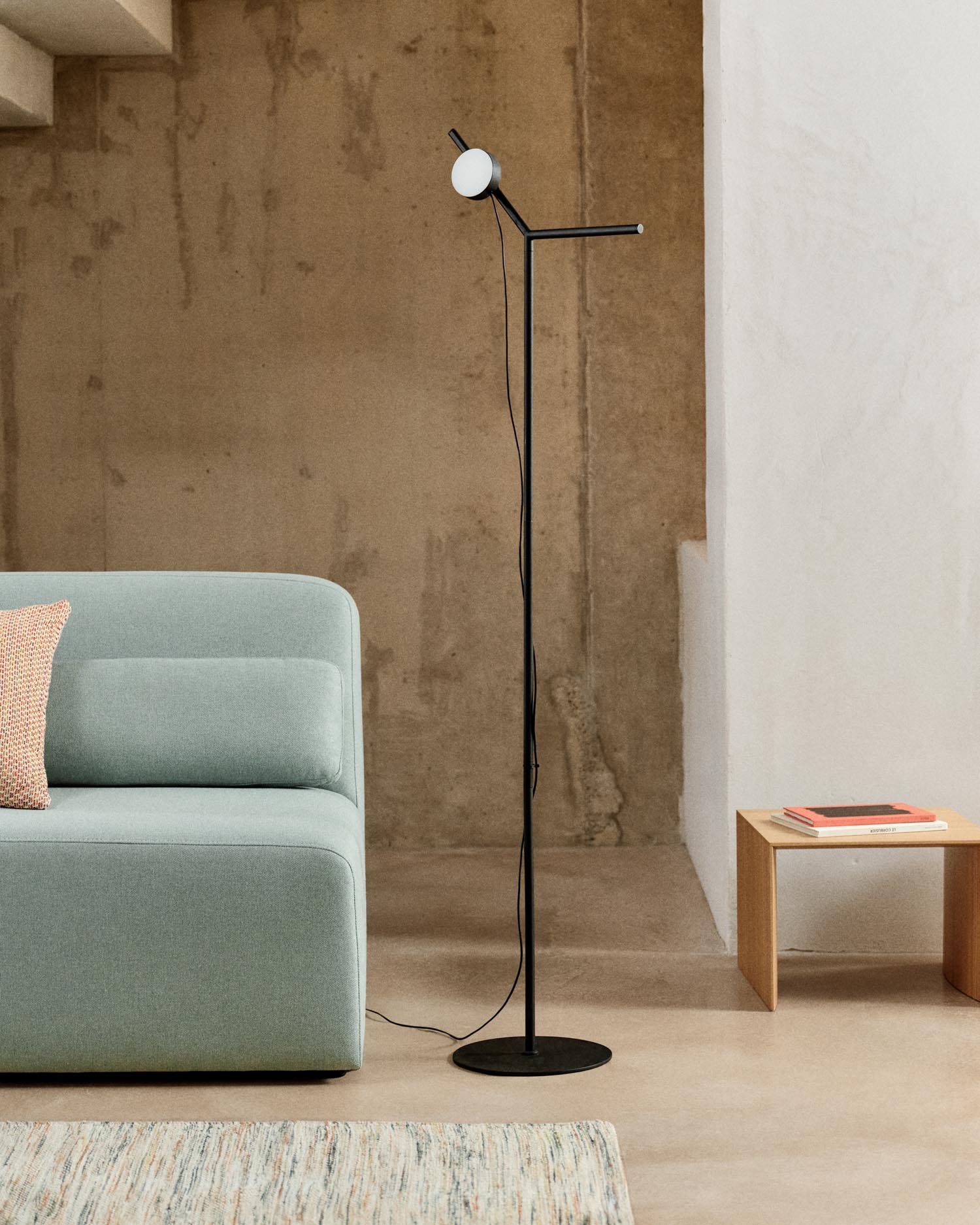 Stehlampe Orey aus schwarzem Metall mit Multipositions-Lichtpunkt in Schwarz präsentiert im Onlineshop von KAQTU Design AG. Stehleuchte ist von Kave Home