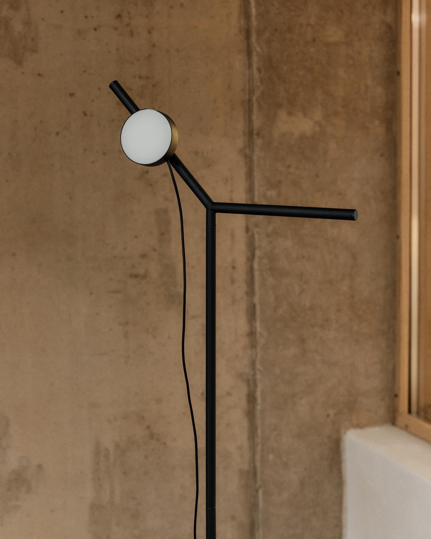 Stehlampe Orey aus schwarzem Metall mit Multipositions-Lichtpunkt in Schwarz präsentiert im Onlineshop von KAQTU Design AG. Stehleuchte ist von Kave Home