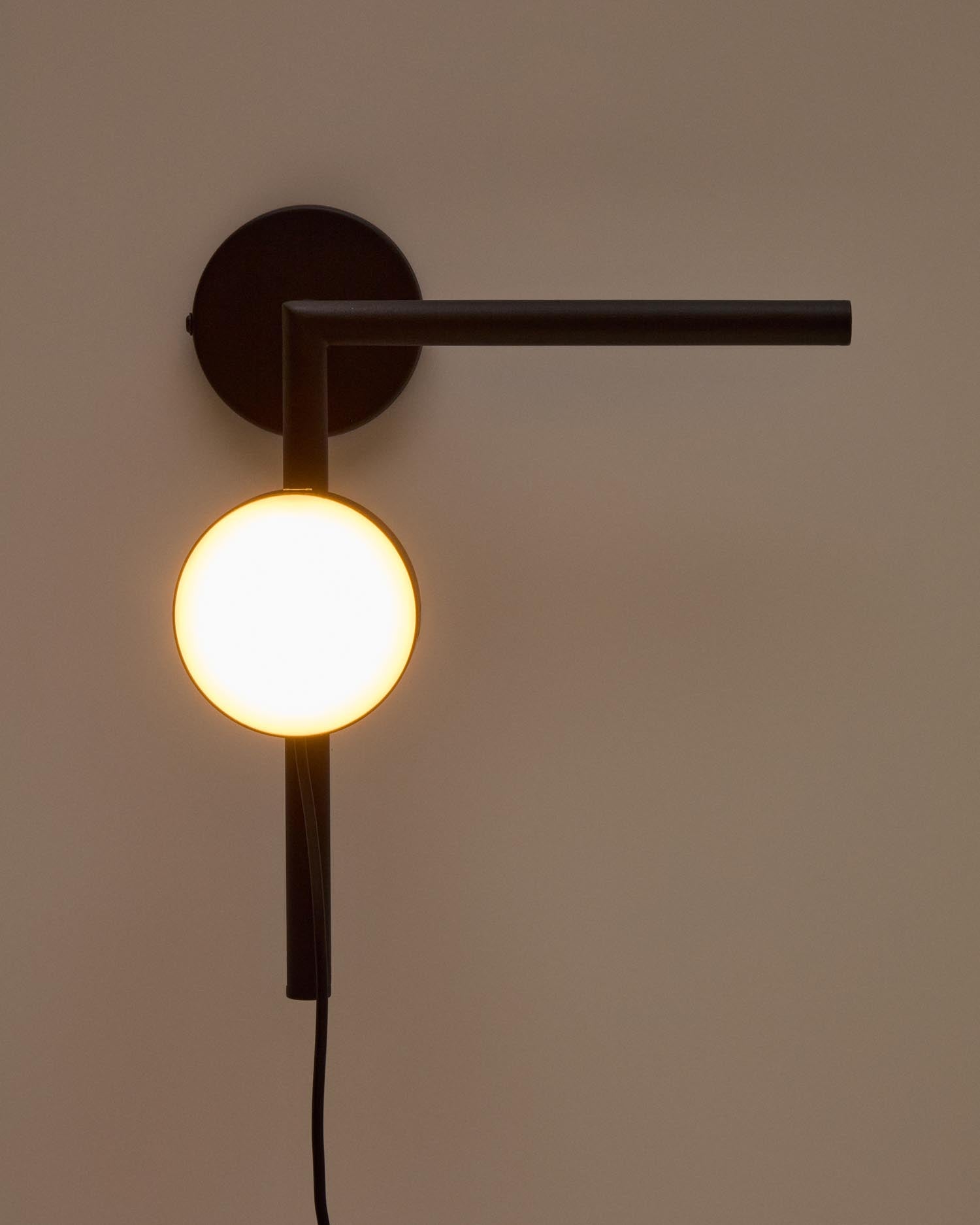 Entdecken Sie die stilvolle Wandleuchte Orey von Kave Home. Ihr flexibles Design und die dimmbare Beleuchtung schaffen eine einladende Atmosphäre in jedem Raum.