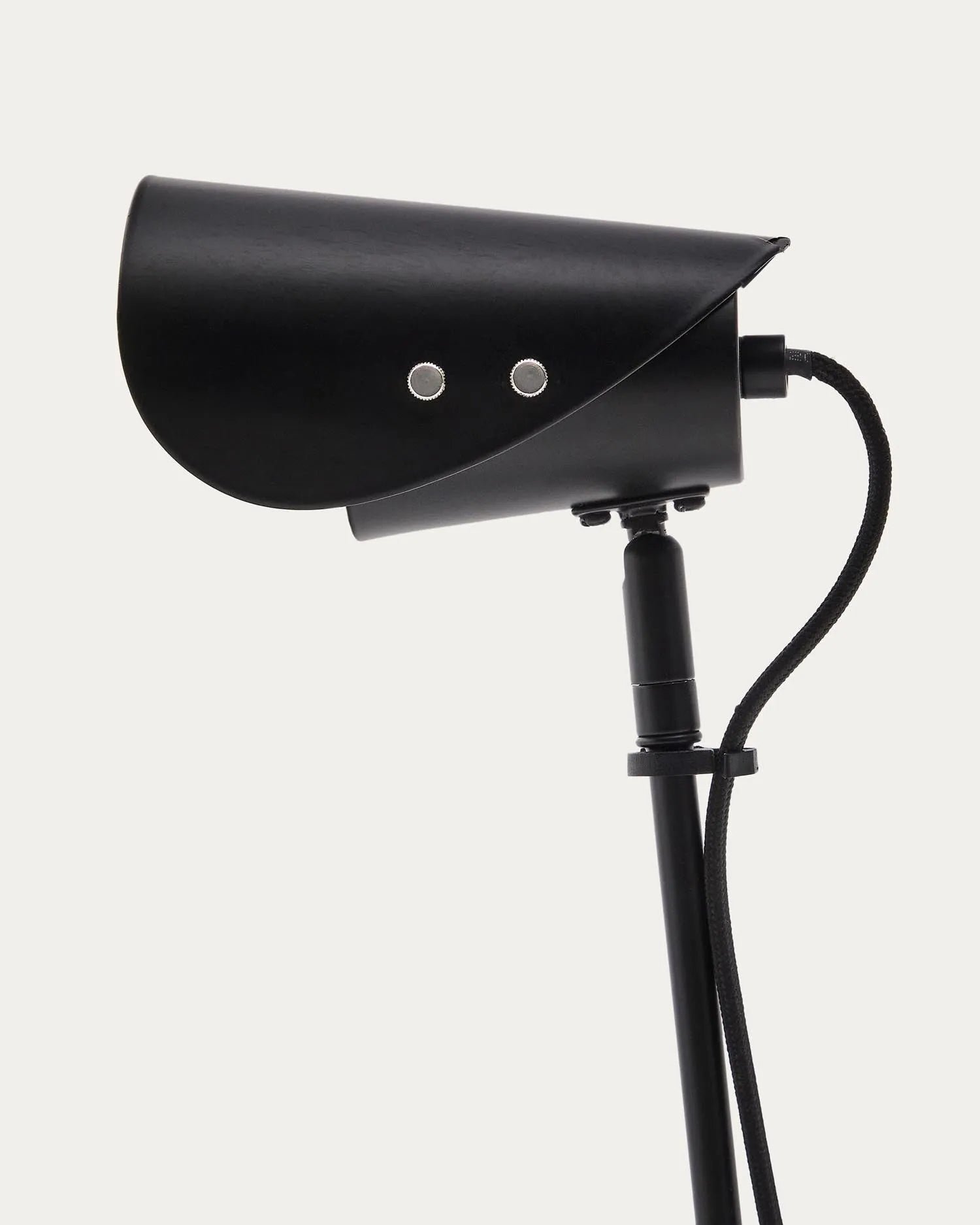 Schreibtischlampe mit Klemme Jula aus schwarzem Metall in Schwarz präsentiert im Onlineshop von KAQTU Design AG. Tischleuchte ist von Kave Home