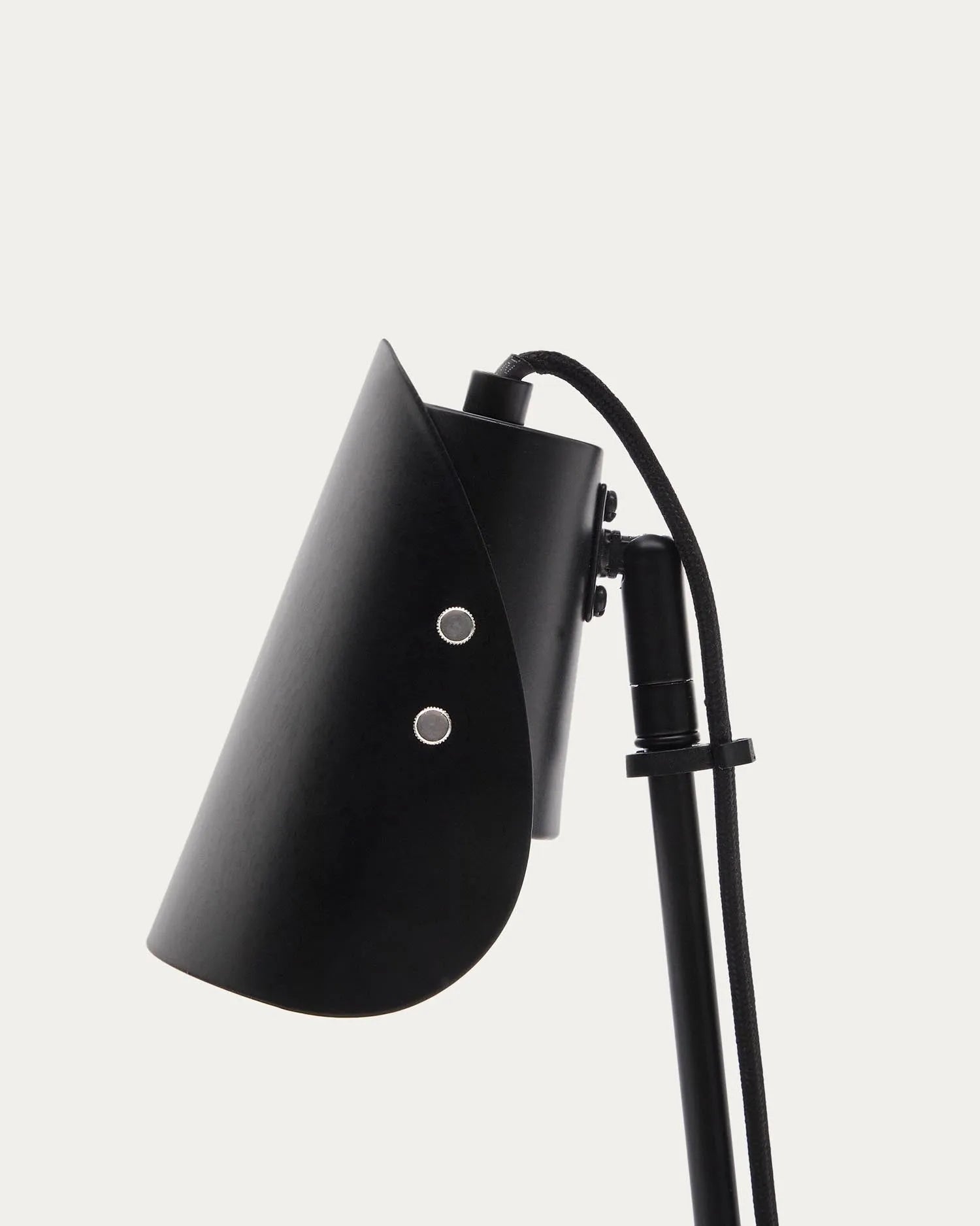 Schreibtischlampe mit Klemme Jula aus schwarzem Metall in Schwarz präsentiert im Onlineshop von KAQTU Design AG. Tischleuchte ist von Kave Home