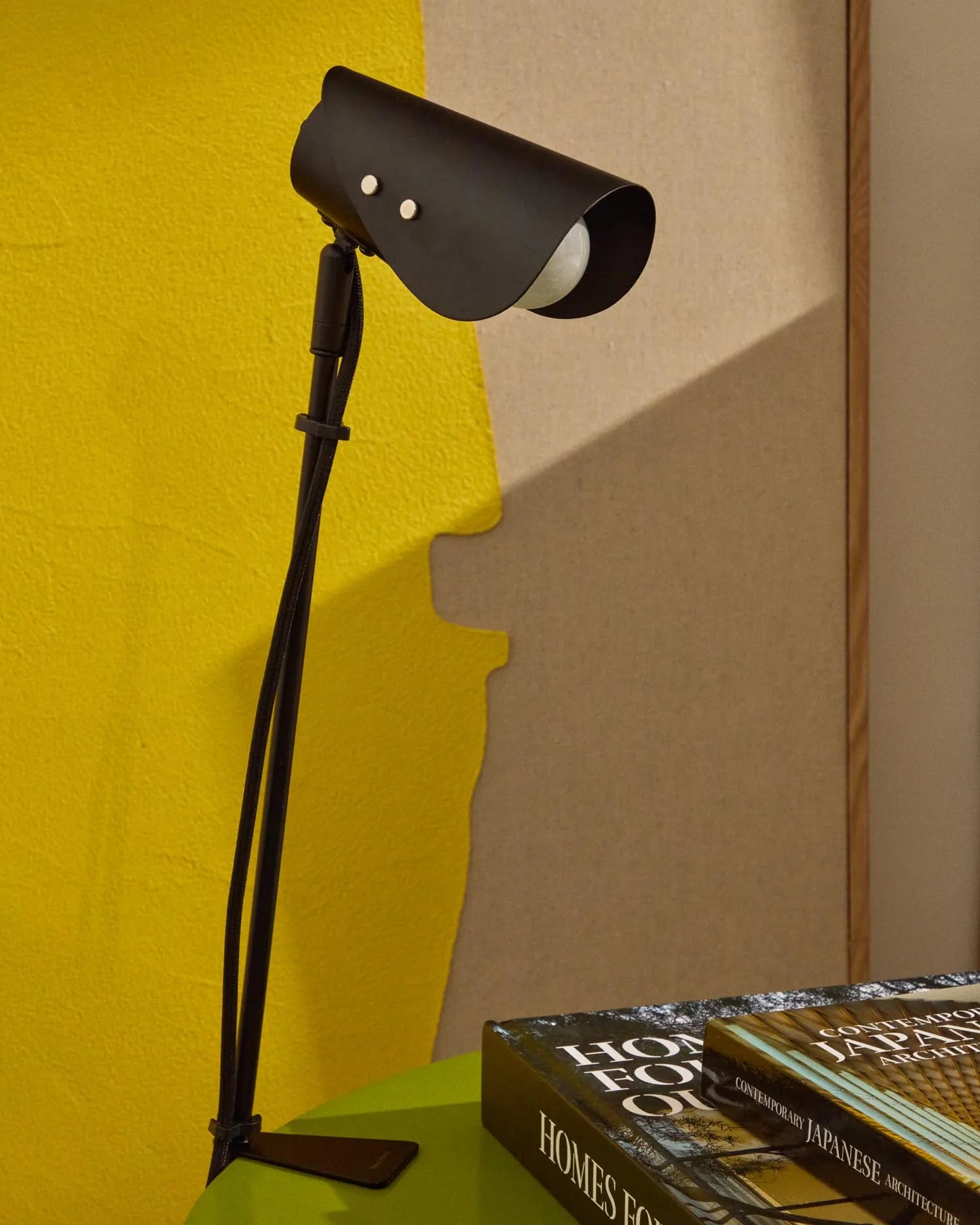 Schreibtischlampe mit Klemme Jula aus schwarzem Metall in Schwarz präsentiert im Onlineshop von KAQTU Design AG. Tischleuchte ist von Kave Home