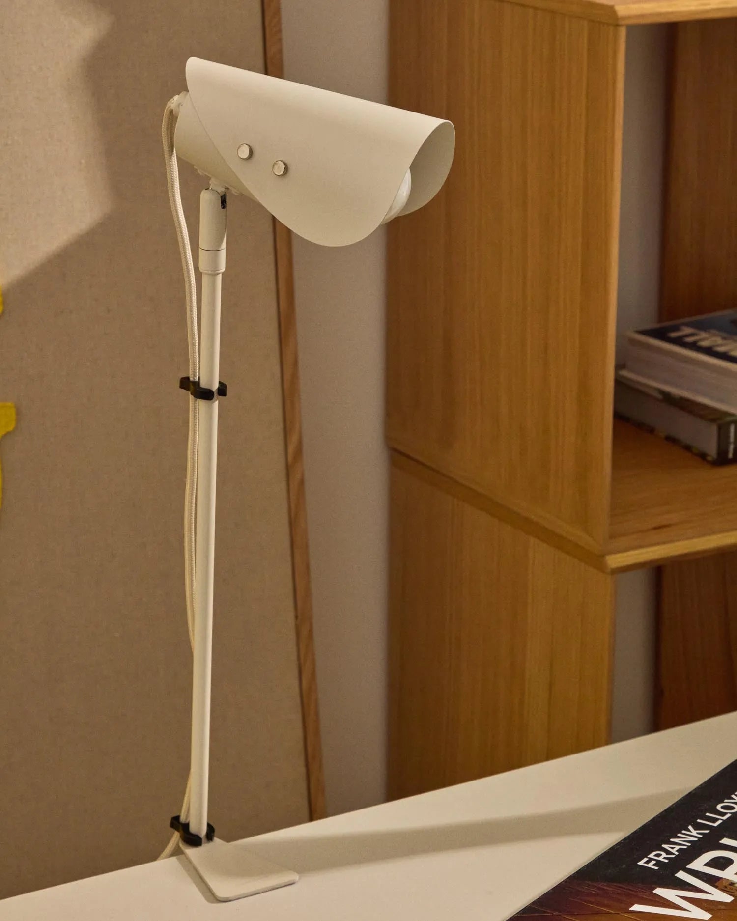 Schreibtischlampe mit Klemme Jula aus grauem Metall in Grau präsentiert im Onlineshop von KAQTU Design AG. Tischleuchte ist von Kave Home