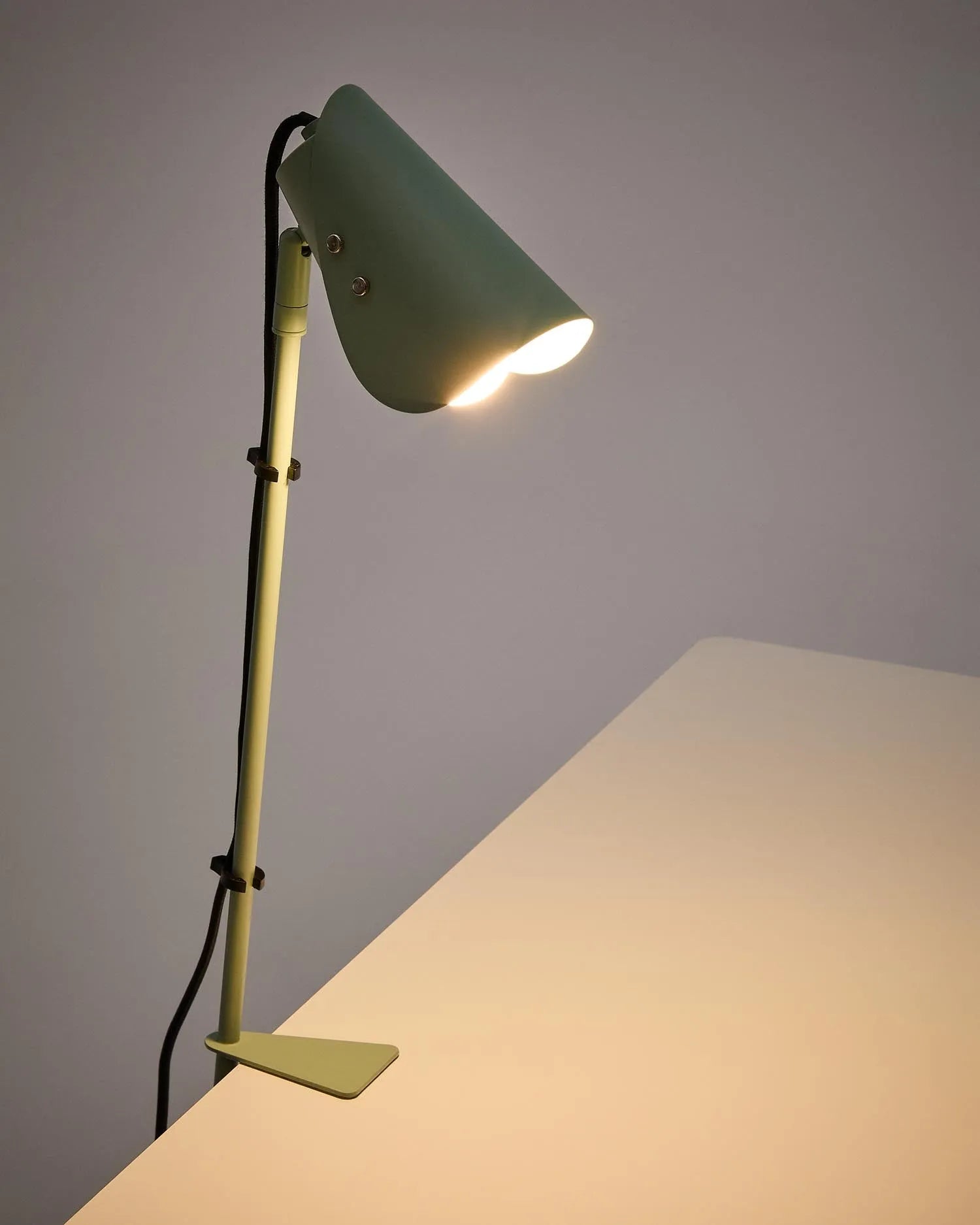 Schreibtischlampe mit Klemme Jula aus grünem Metall in Grün präsentiert im Onlineshop von KAQTU Design AG. Tischleuchte ist von Kave Home
