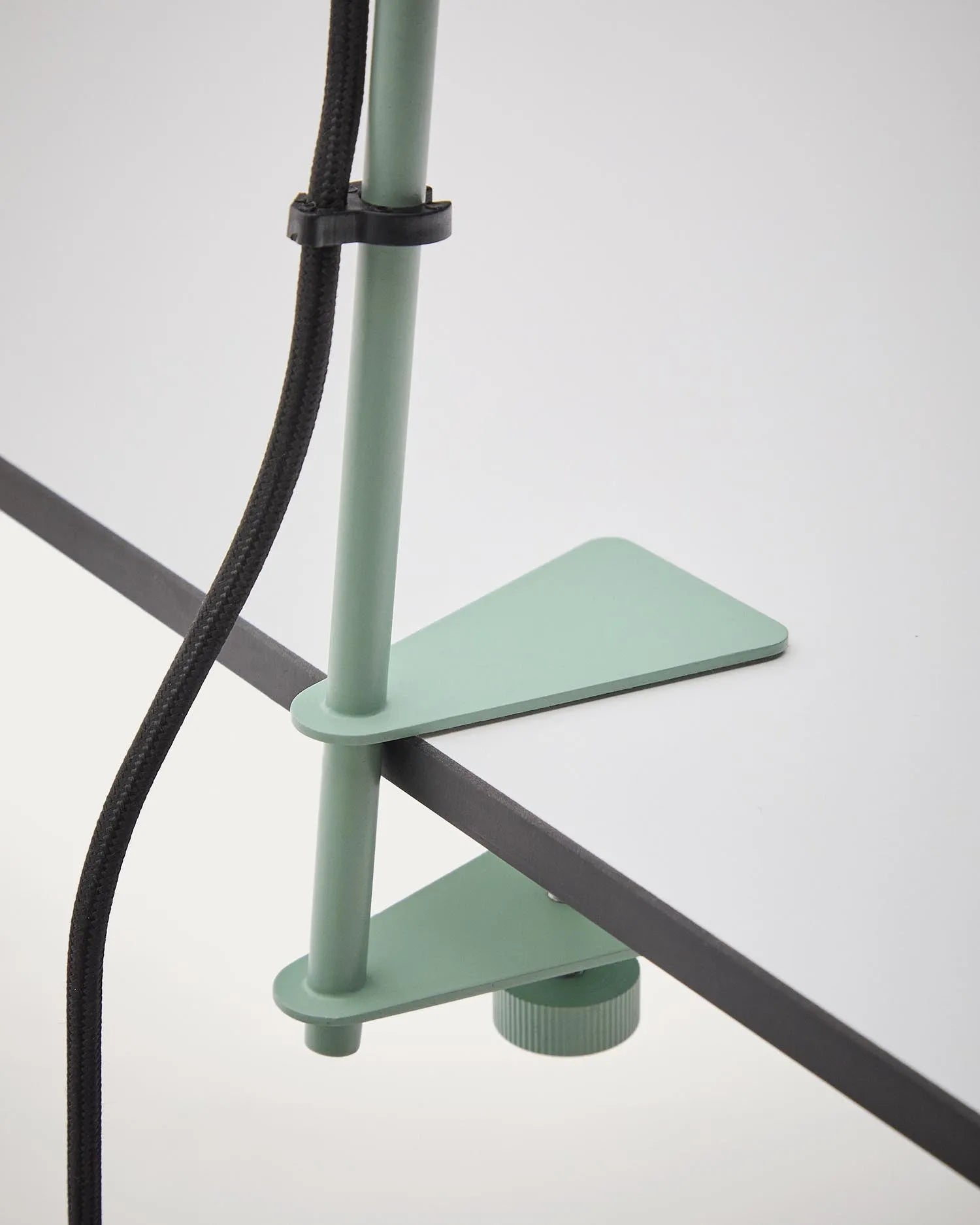 Schreibtischlampe mit Klemme Jula aus grünem Metall in Grün präsentiert im Onlineshop von KAQTU Design AG. Tischleuchte ist von Kave Home