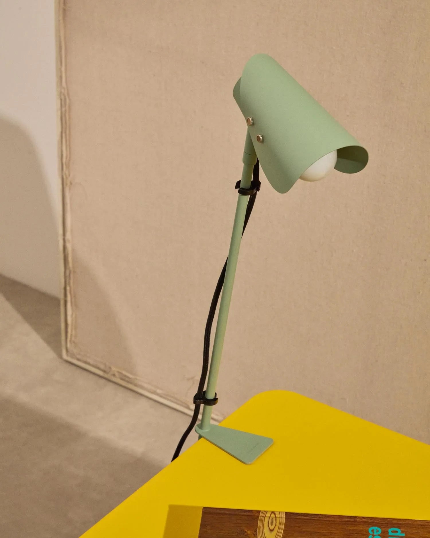 Schreibtischlampe mit Klemme Jula aus grünem Metall in Grün präsentiert im Onlineshop von KAQTU Design AG. Tischleuchte ist von Kave Home