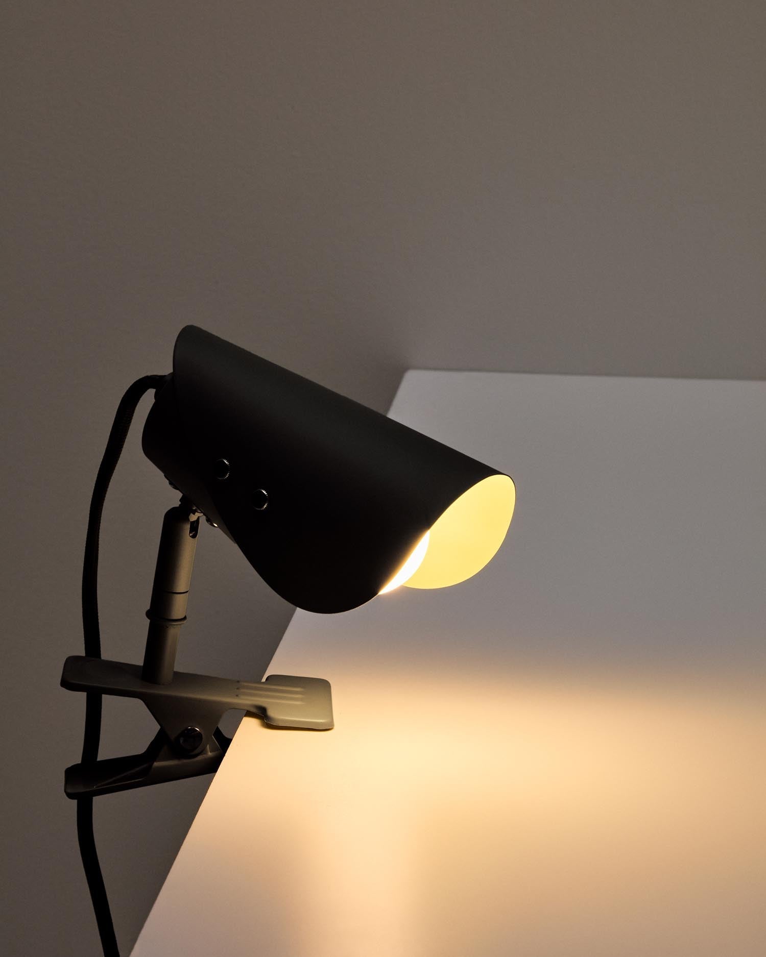 Kleine Klemmlampe Jula aus schwarzem Metall in Schwarz präsentiert im Onlineshop von KAQTU Design AG. Wandleuchte ist von Kave Home