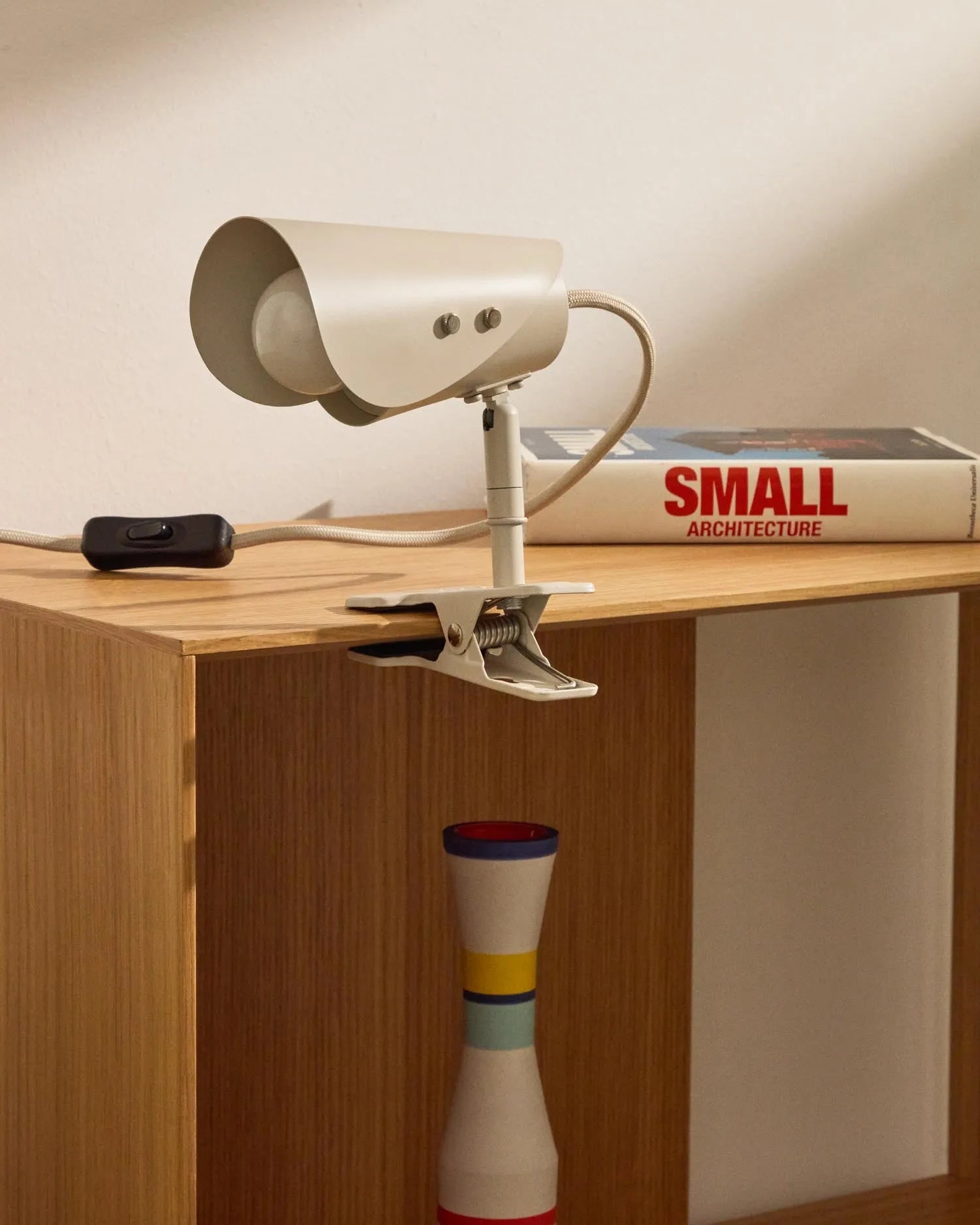 Kleine Klemmlampe Jula aus grauem Metall in Grau präsentiert im Onlineshop von KAQTU Design AG. Tischleuchte ist von Kave Home