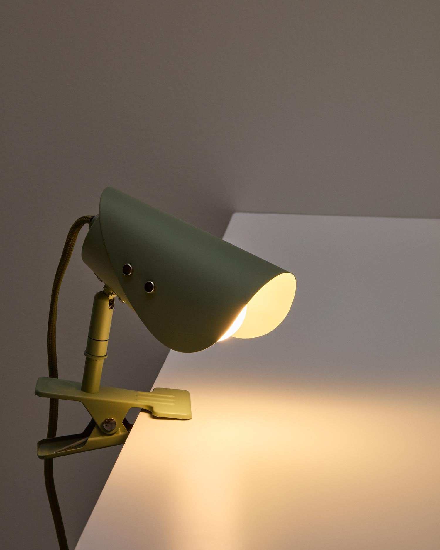 Kleine Lampe mit Klemme Jula aus grünem Metall in Grün präsentiert im Onlineshop von KAQTU Design AG. Wandleuchte ist von Kave Home