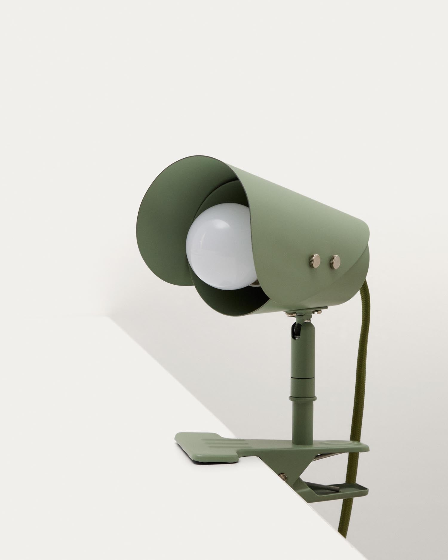 Kleine Lampe mit Klemme Jula aus grünem Metall in Grün präsentiert im Onlineshop von KAQTU Design AG. Wandleuchte ist von Kave Home